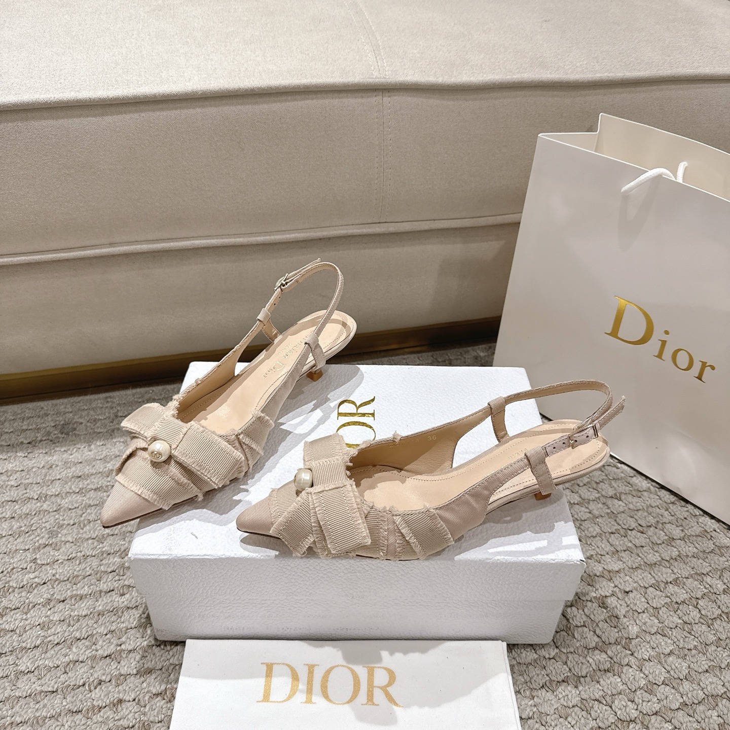 “Diorable Heels: Modern and Elegant Shoes with Deconstructed Butterfly Knots and CD Resin Pearls” - 图片 2