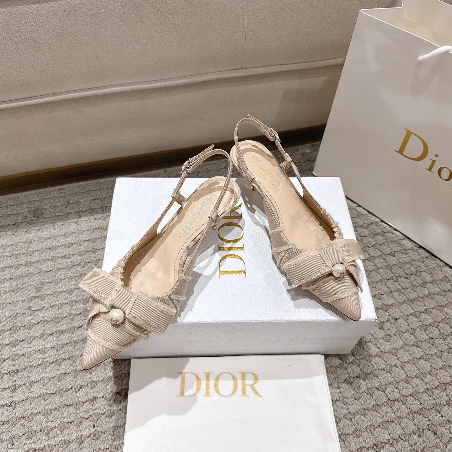 “Diorable Heels: Modern and Elegant Shoes with Deconstructed Butterfly Knots and CD Resin Pearls” - 图片 6