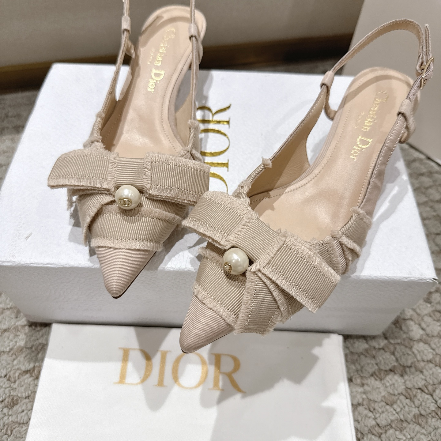 “Diorable Heels: Modern and Elegant Shoes with Deconstructed Butterfly Knots and CD Resin Pearls” - 图片 7