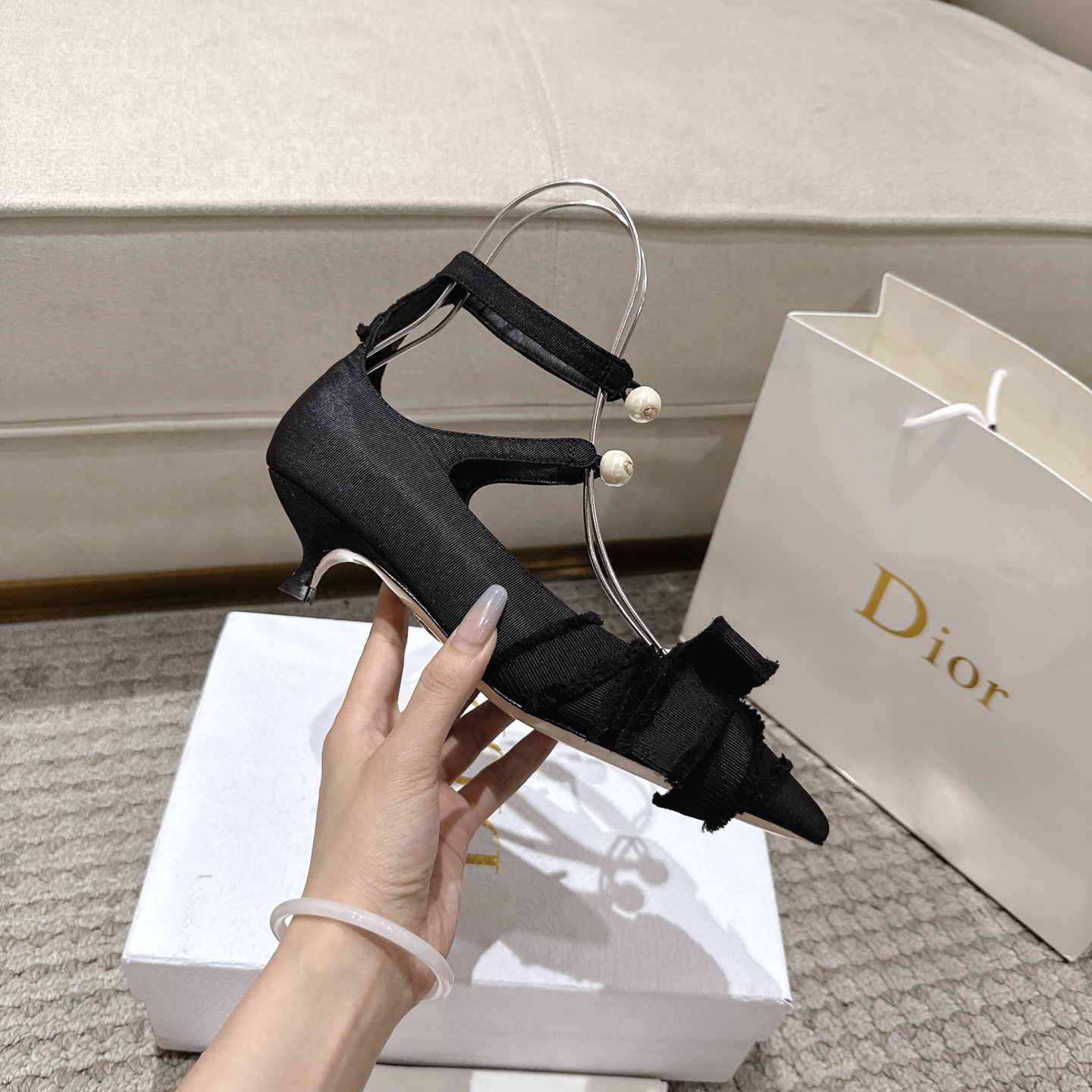 “Diorable Butterfly Knot Heels: Modern & Elegant Italian-Made Shoes in Sensen Style” - 图片 6
