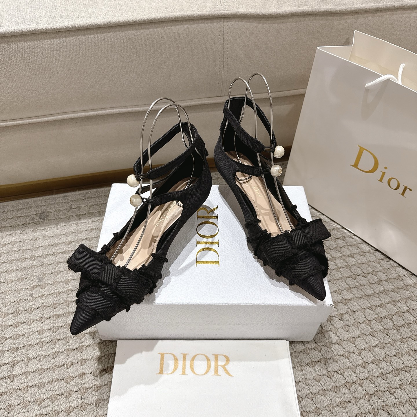 “Diorable Butterfly Knot Heels: Modern & Elegant Italian-Made Shoes in Sensen Style” - 图片 4