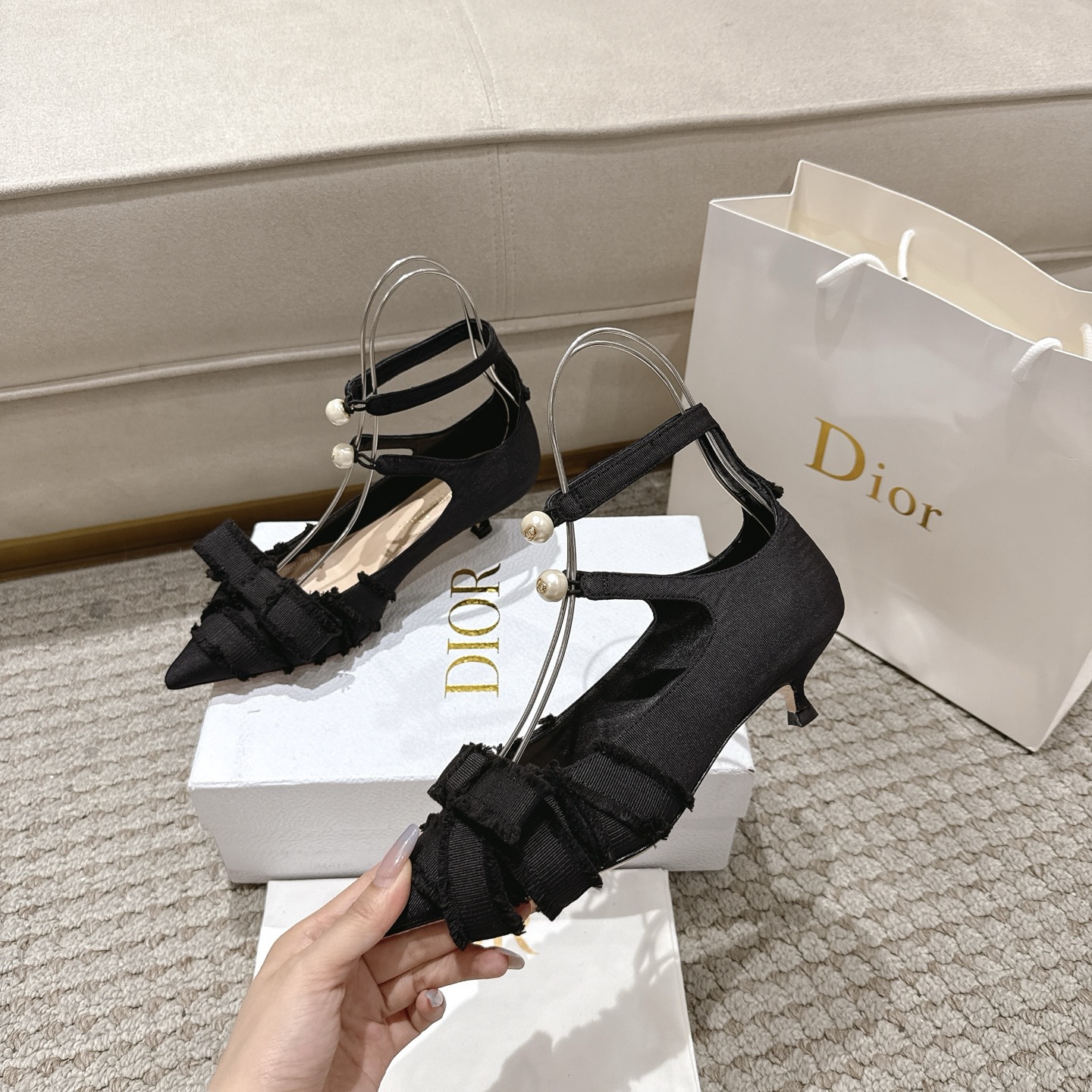 “Diorable Butterfly Knot Heels: Modern & Elegant Italian-Made Shoes in Sensen Style” - 图片 3