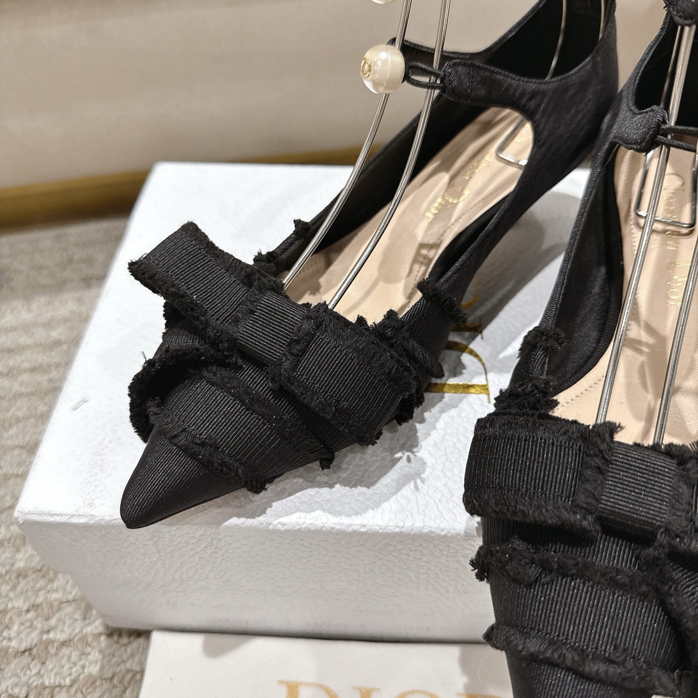 “Diorable Butterfly Knot Heels: Modern & Elegant Italian-Made Shoes in Sensen Style” - 图片 7