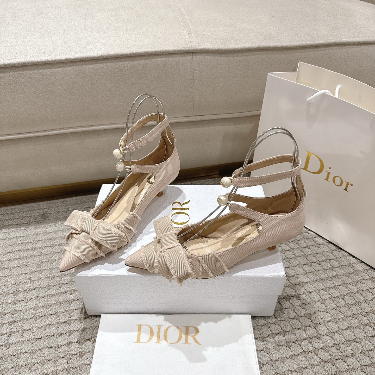 “Modern and Elegant Diorable Heels with Deconstructed Butterfly Knots and CD Resin Pearls” - 图片 2