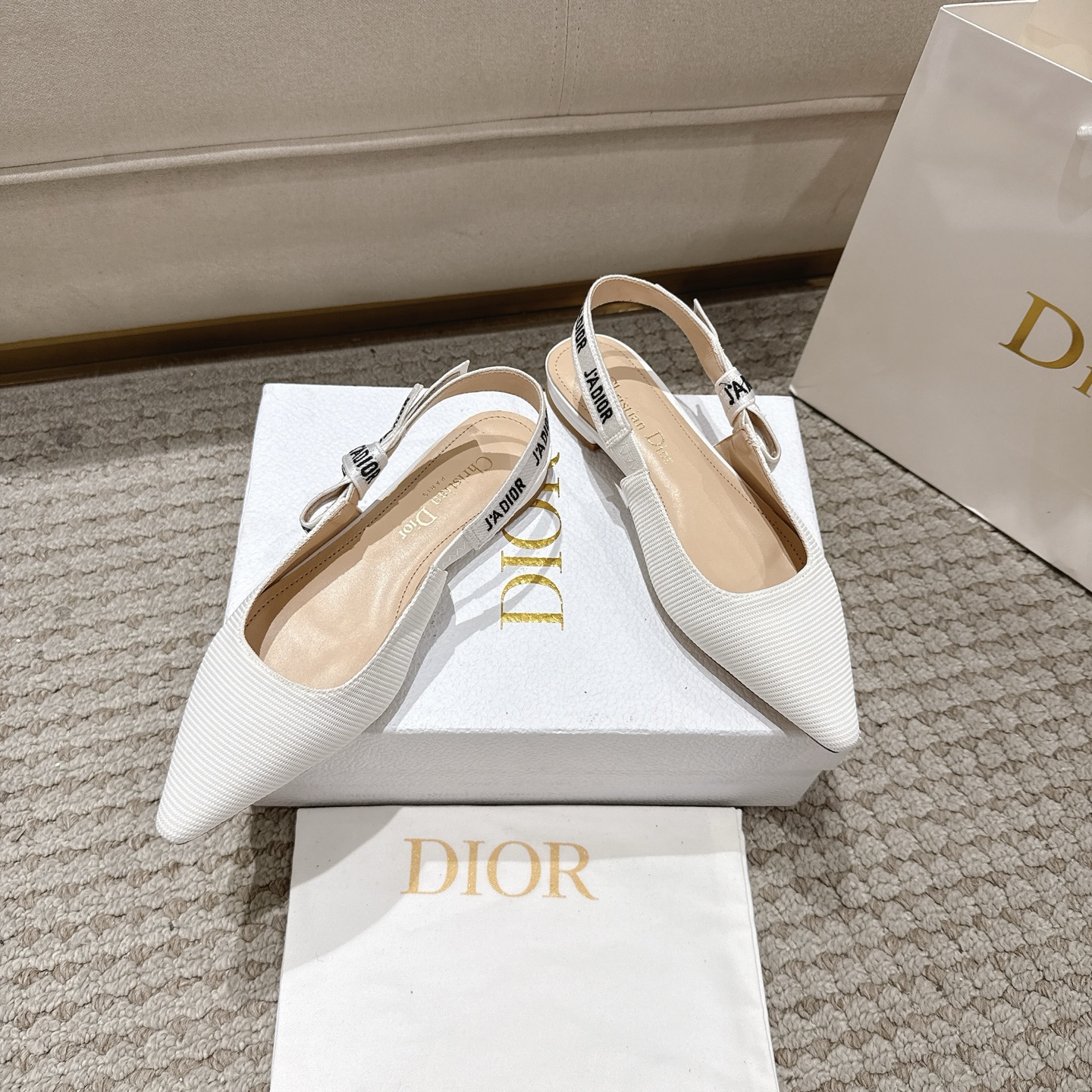 Title: DioJ’Adior Leather Shoes: Elegant Italian Design with Naked Technology Summary: Italian-made DioJ’Adior Leather Shoes feature double-colored ribbons, sheep leather lining, and A - 图片 6