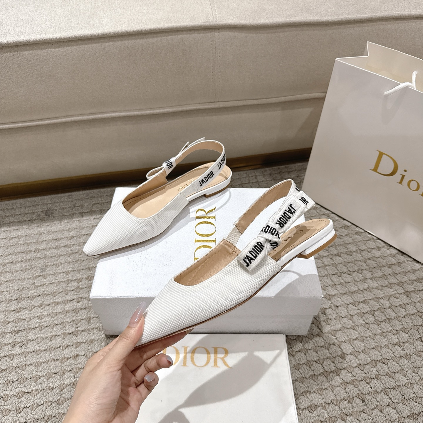 Title: DioJ’Adior Leather Shoes: Elegant Italian Design with Naked Technology Summary: Italian-made DioJ’Adior Leather Shoes feature double-colored ribbons, sheep leather lining, and A - 图片 4