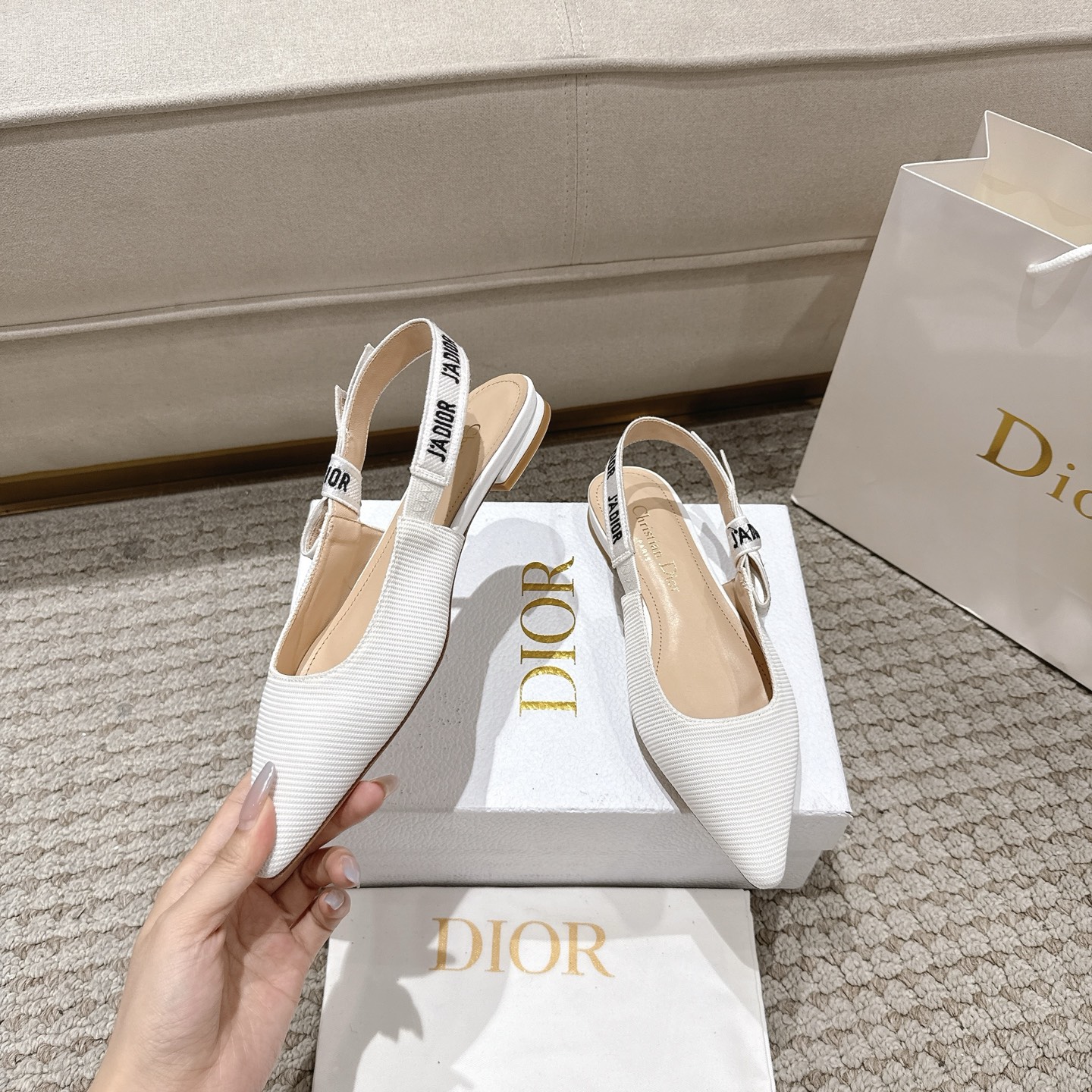 Title: DioJ’Adior Leather Shoes: Elegant Italian Design with Naked Technology Summary: Italian-made DioJ’Adior Leather Shoes feature double-colored ribbons, sheep leather lining, and A - 图片 2