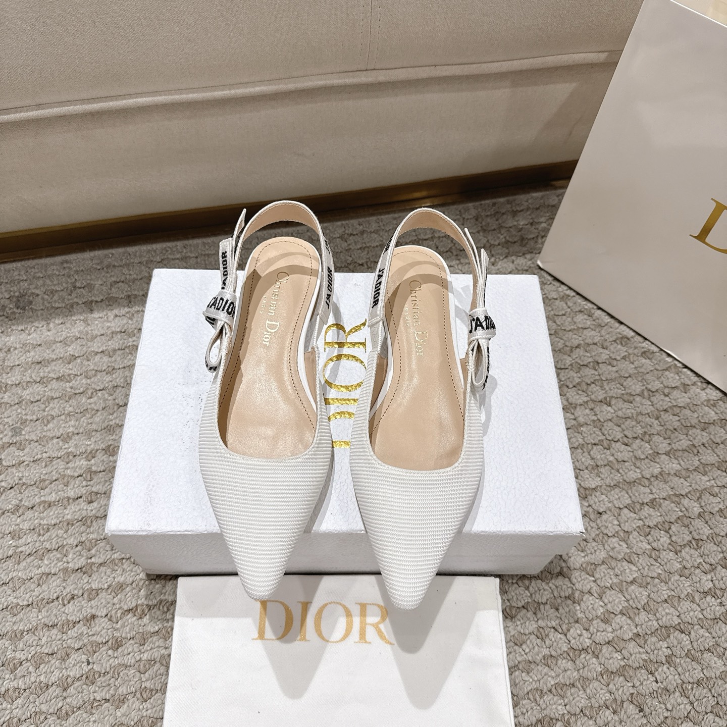 Title: DioJ’Adior Leather Shoes: Elegant Italian Design with Naked Technology Summary: Italian-made DioJ’Adior Leather Shoes feature double-colored ribbons, sheep leather lining, and A - 图片 1