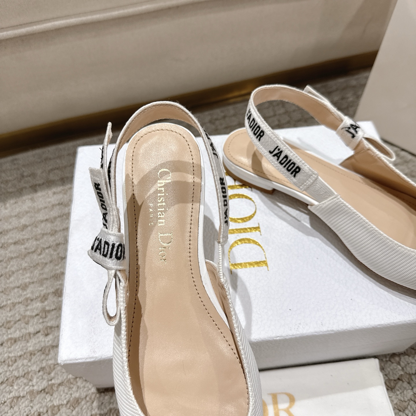 Title: DioJ’Adior Leather Shoes: Elegant Italian Design with Naked Technology Summary: Italian-made DioJ’Adior Leather Shoes feature double-colored ribbons, sheep leather lining, and A - 图片 7