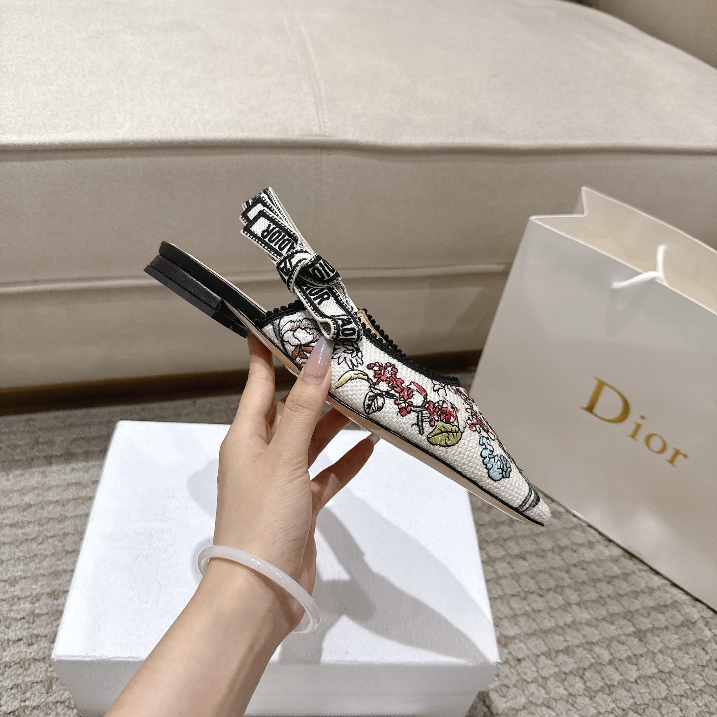 “DioJ’Adior Leather Shoes: Italian Studio Crafted Elegant Bow-Tie Shoes with Naked Technology” - 图片 5