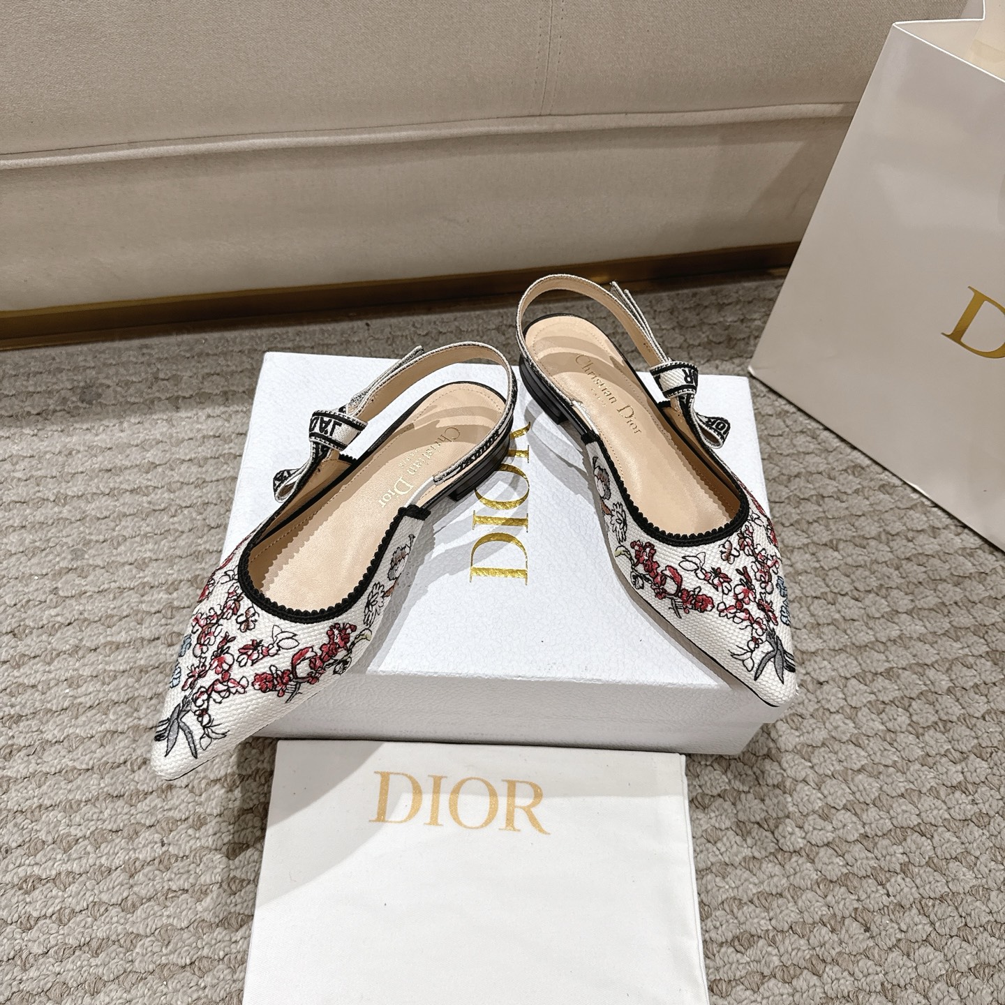 “DioJ’Adior Leather Shoes: Italian Studio Crafted Elegant Bow-Tie Shoes with Naked Technology” - 图片 6