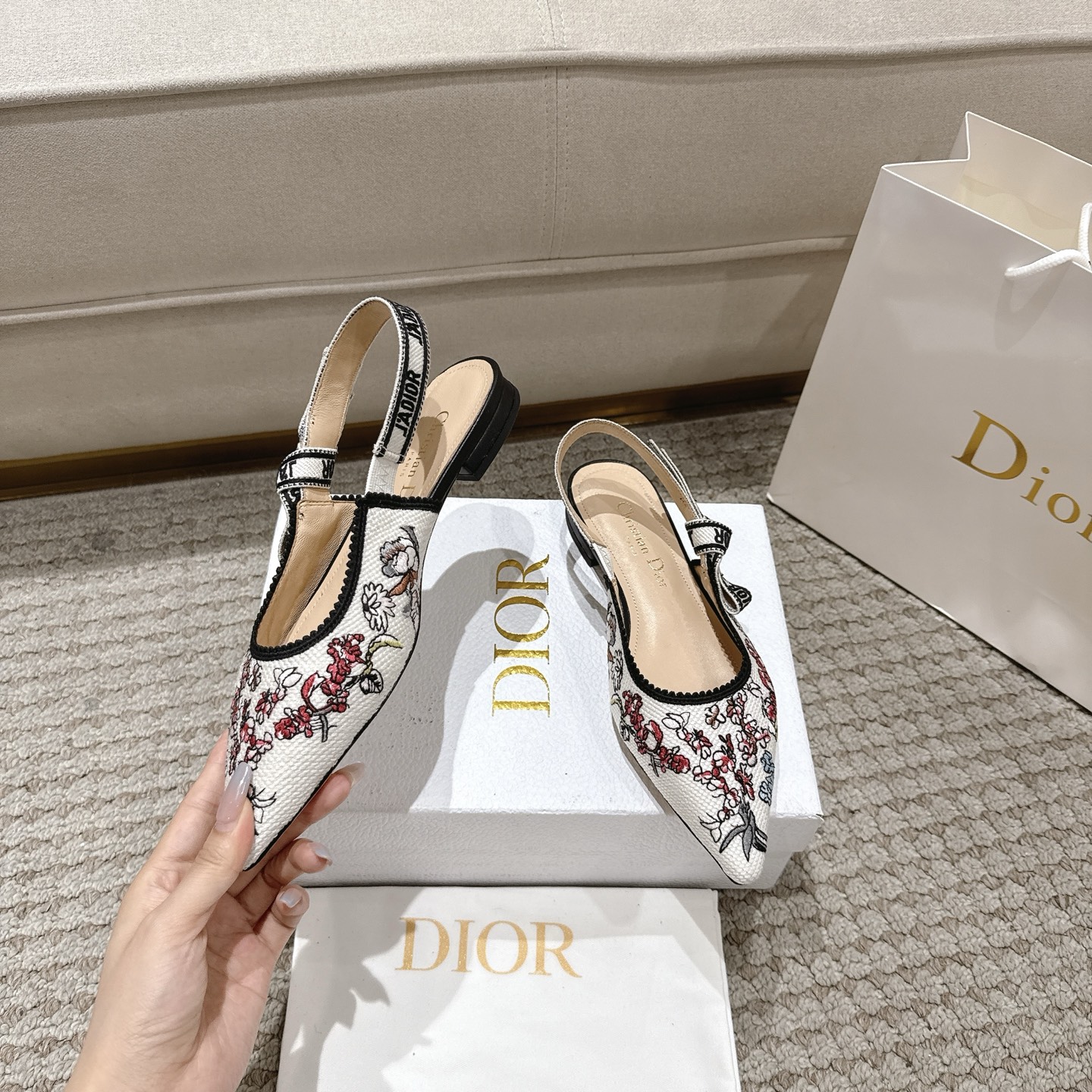 “DioJ’Adior Leather Shoes: Italian Studio Crafted Elegant Bow-Tie Shoes with Naked Technology” - 图片 2