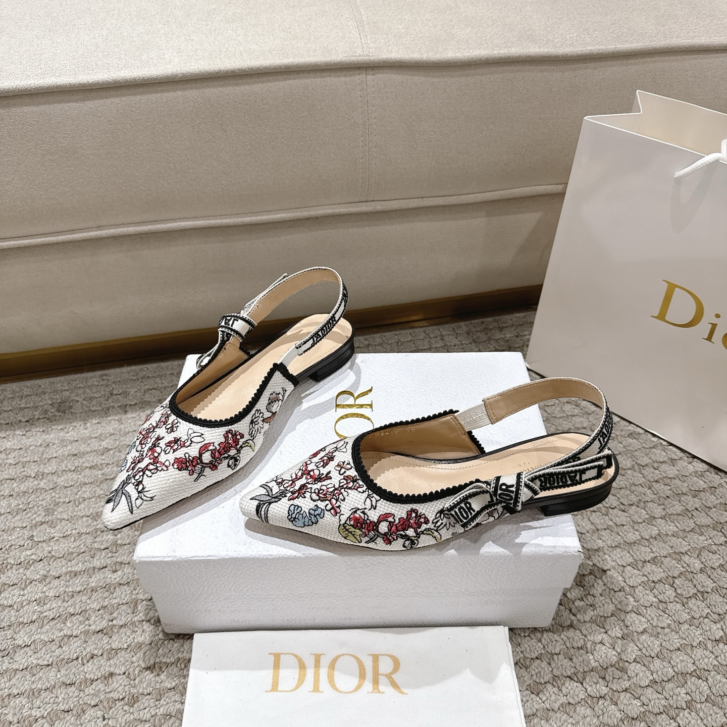 “DioJ’Adior Leather Shoes: Italian Studio Crafted Elegant Bow-Tie Shoes with Naked Technology” - 图片 3
