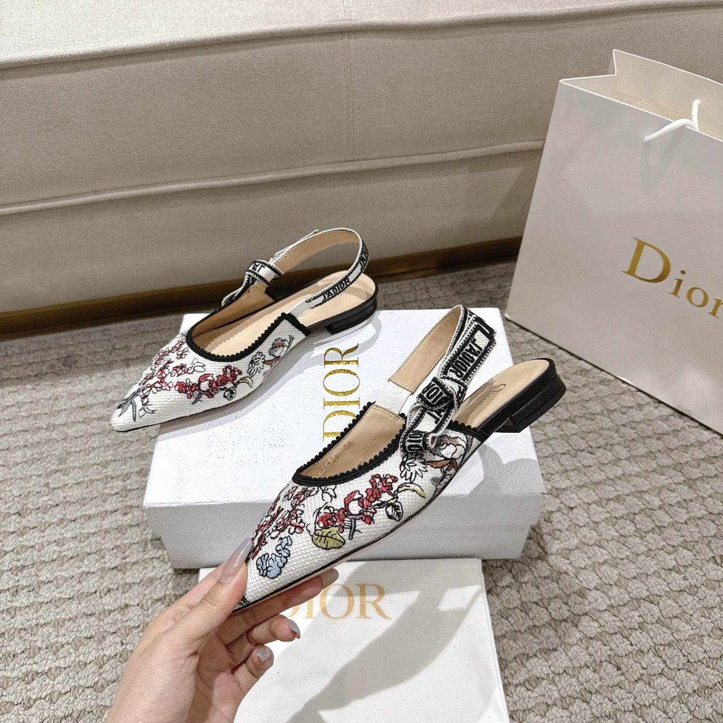 “DioJ’Adior Leather Shoes: Italian Studio Crafted Elegant Bow-Tie Shoes with Naked Technology” - 图片 4