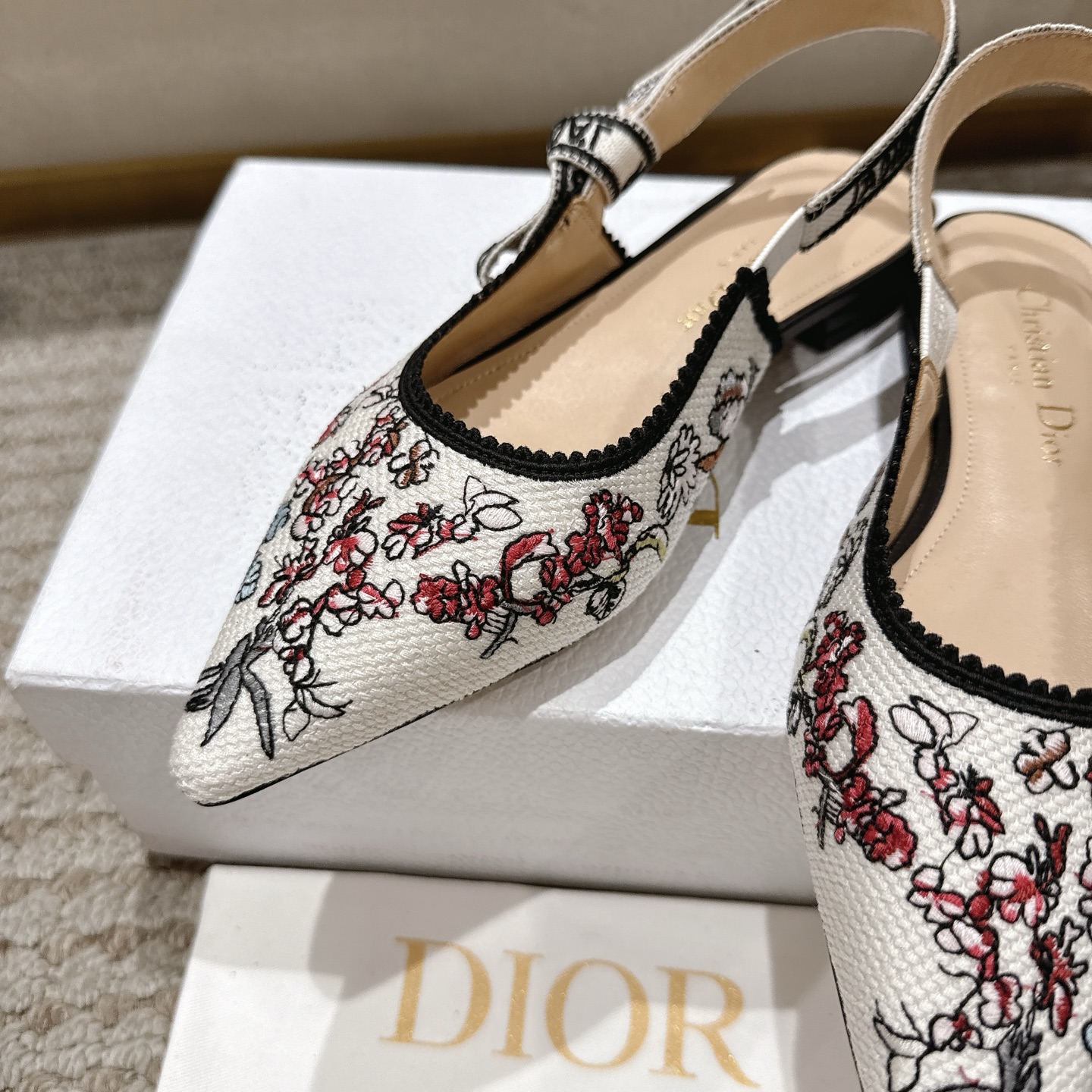 “DioJ’Adior Leather Shoes: Italian Studio Crafted Elegant Bow-Tie Shoes with Naked Technology” - 图片 8