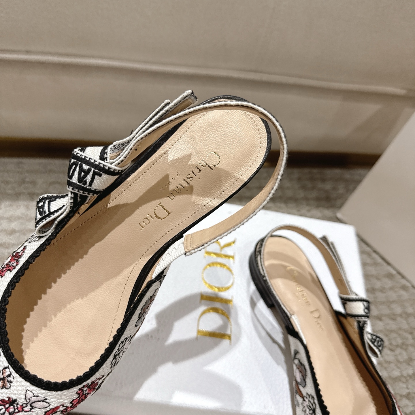 “DioJ’Adior Leather Shoes: Italian Studio Crafted Elegant Bow-Tie Shoes with Naked Technology” - 图片 7