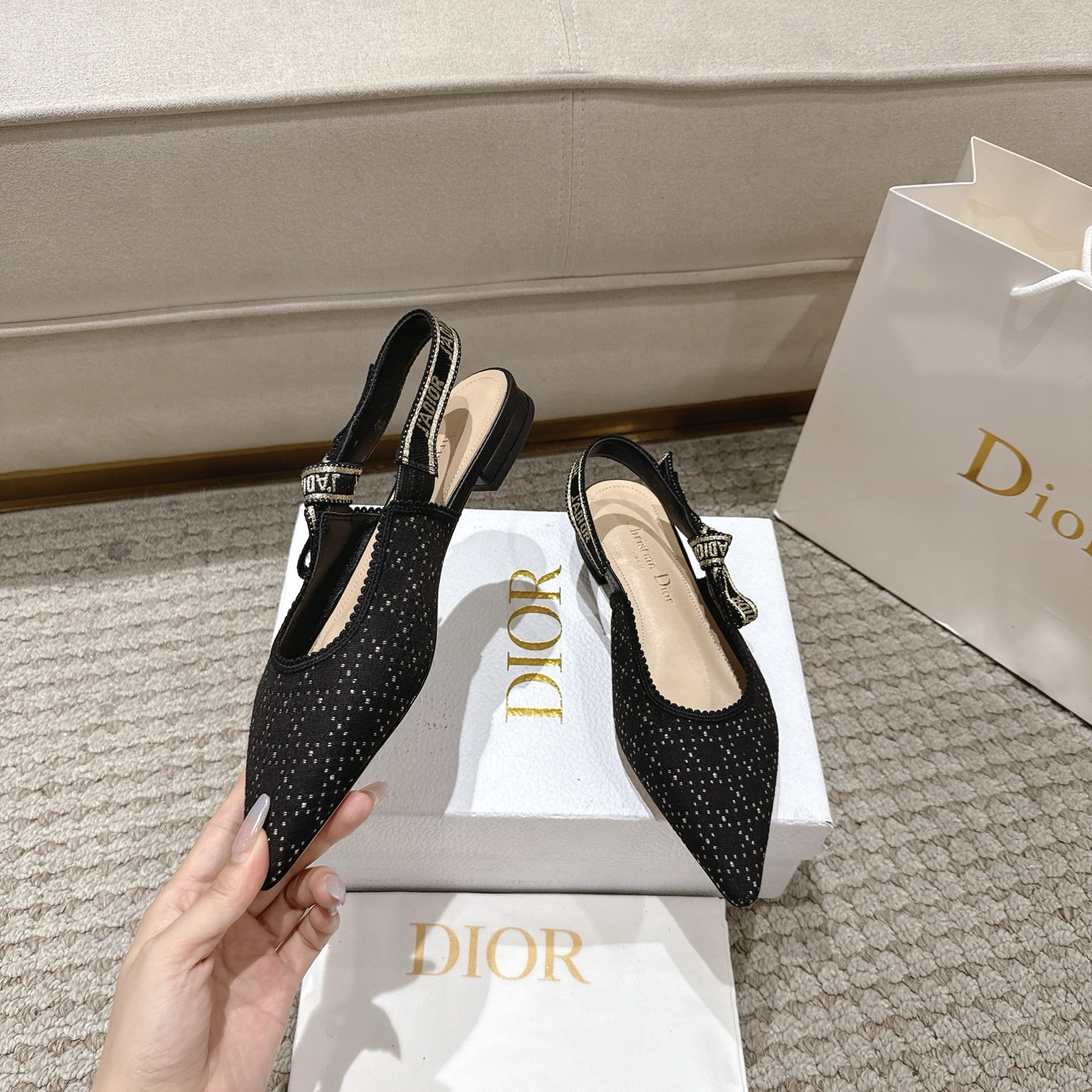 “DioJ’Adior Leather Shoes: Italian Studio Crafted, Naked Technology Footwear with Elegant Design” - 图片 2