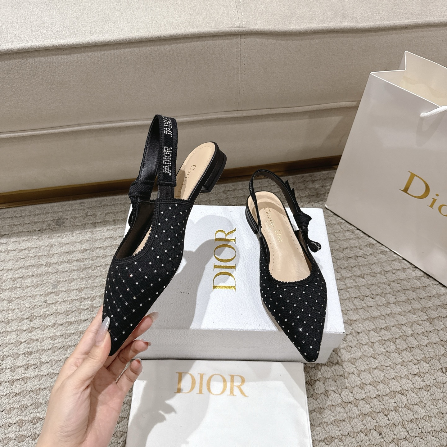 Title: “DioJ’Adior Leather Shoes: Elegant Italian Design with Naked Technology” - 图片 2