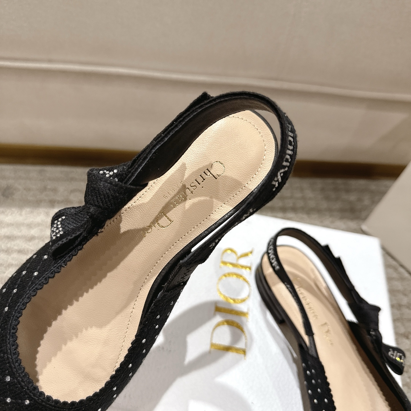 Title: “DioJ’Adior Leather Shoes: Elegant Italian Design with Naked Technology” - 图片 7