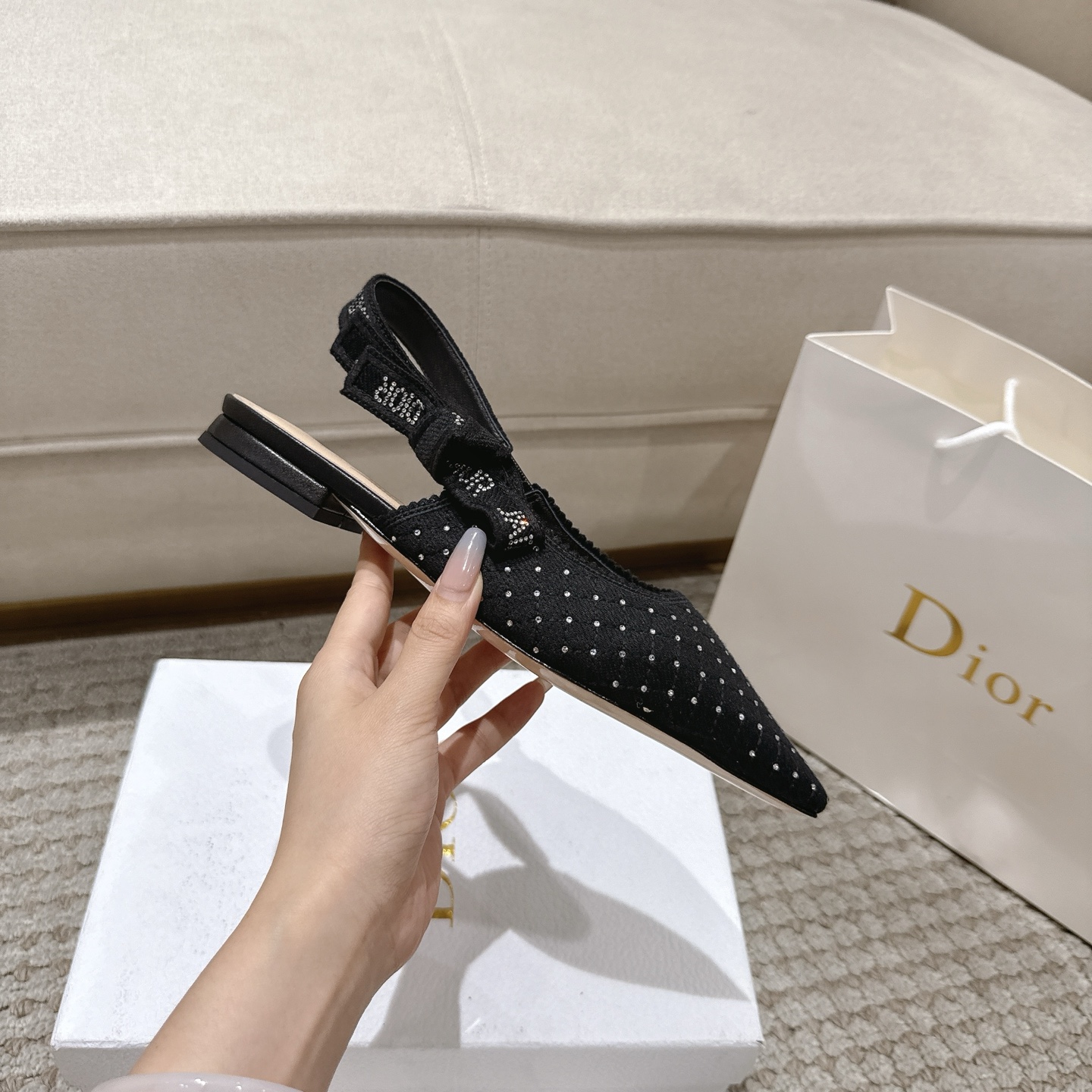 Title: “DioJ’Adior Leather Shoes: Elegant Italian Design with Naked Technology” - 图片 5