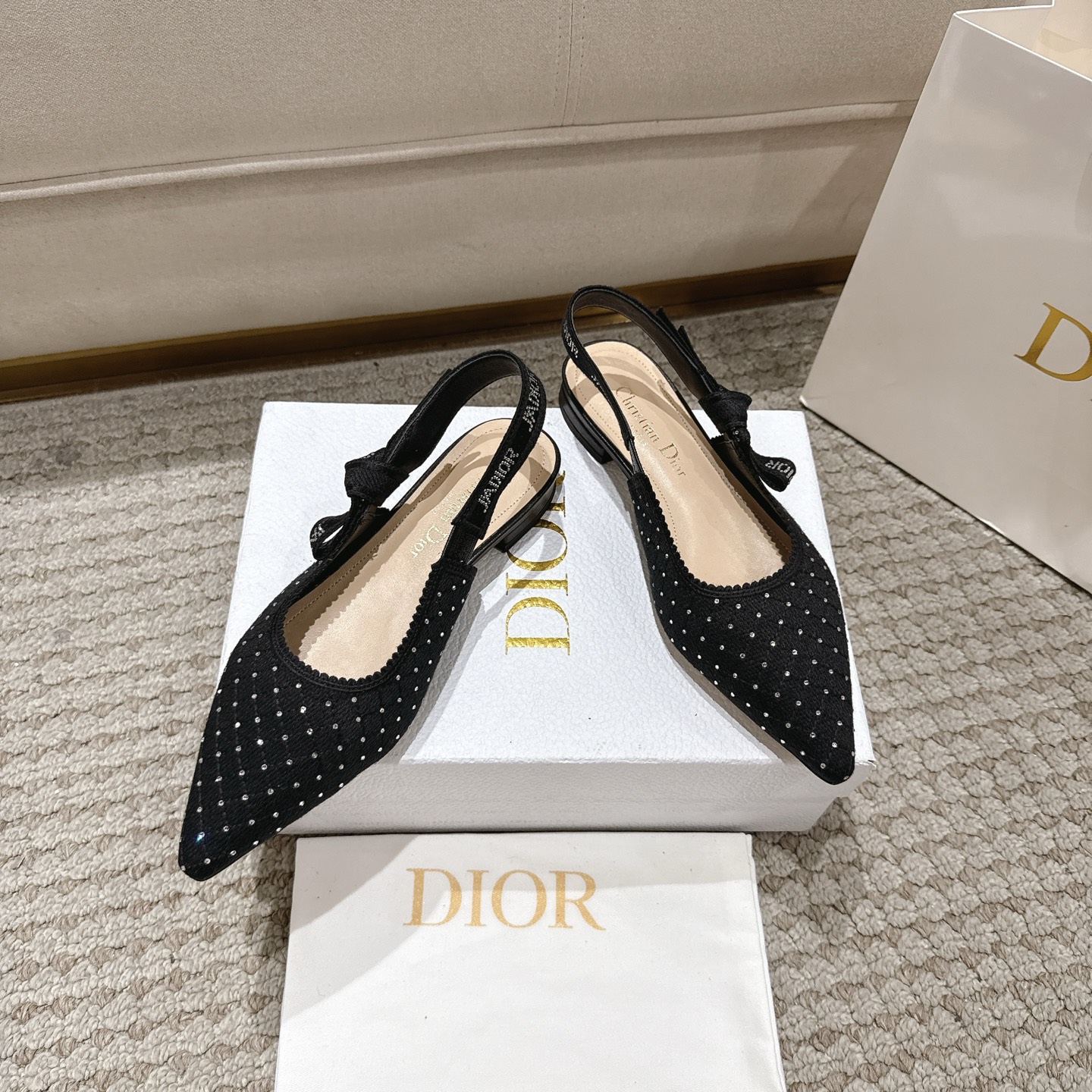 Title: “DioJ’Adior Leather Shoes: Elegant Italian Design with Naked Technology” - 图片 6