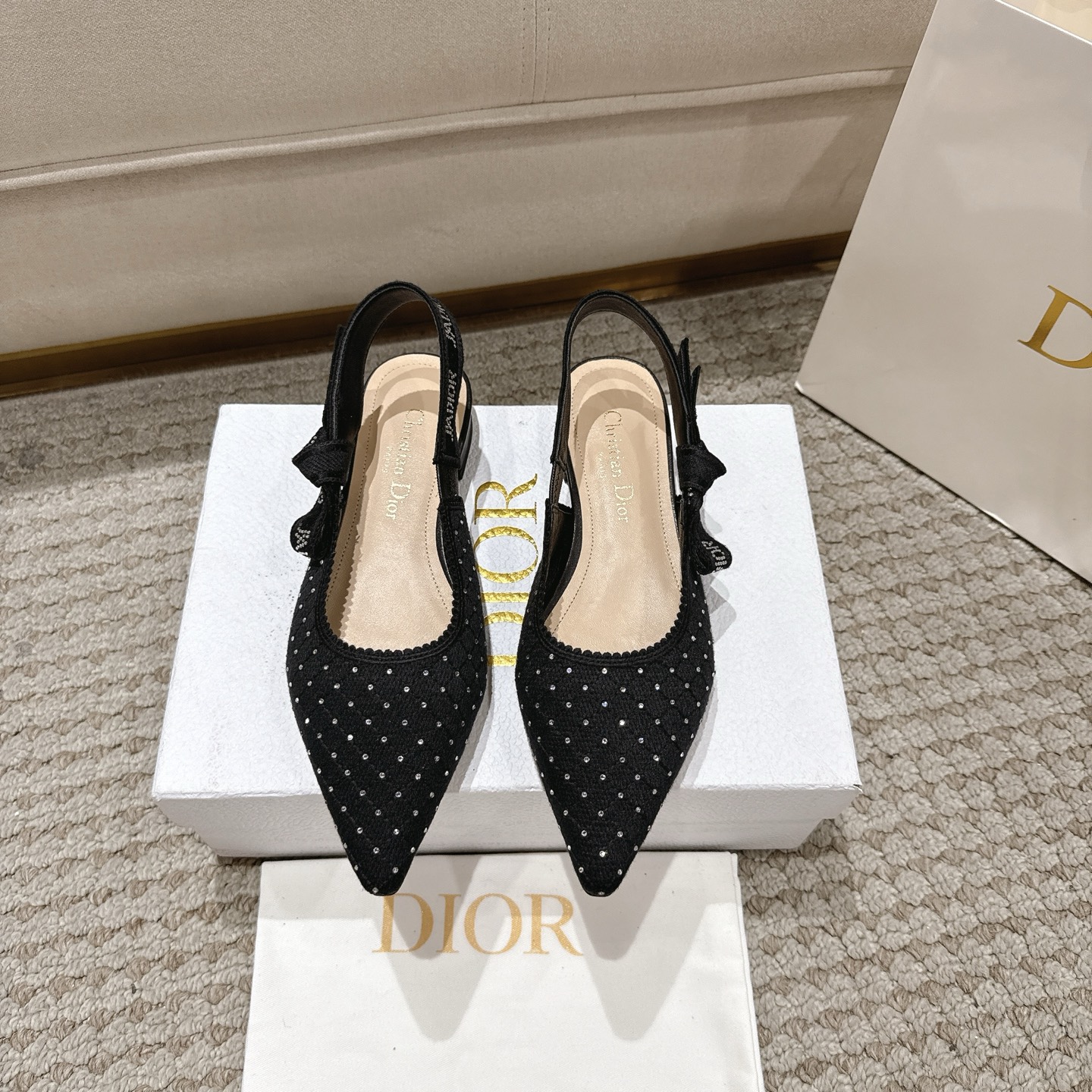 NO:492266,Purchase level!  Dior J'Adior exposed flat shoes are a model of House craftsmanship. Two-color embroidered cotton J'Adior ribbon is decorated with elegant bows. Nude technical fabric upper is passionately made in Christian Dior Italian studio. This shoe will add a sophistication and exquisite touch to any appearance. Main ingredients technical fabrics, cotton, inner sheep leather outsole Italian grade A leather outsole Heel high flat heel, mid-heel height 6.5cm, high heel 9.5cm Size 34-43 (34, 40, 41, 42, 43 custom-made non-return), sandals, dior, dior, sandals, flats, sheepskin, Leather soles19860909代购级别！ 迪奥J'Adior露跟平底鞋是House工艺的典范.双色刺绣棉质J'Adior缎带饰有优雅的蝴蝶结.裸体技术面料鞋面是在Christian迪奥意大利工作室制作的激情.这款鞋子将为任何外观增添精致和精致的触感. 主要成分技术面料、棉布 内里羊皮革 大底意大利A级真皮大底 跟高平跟、中跟高6.5cm,高跟9.5cm 码数34-43（34,40,41,42,43定制不退换）,凉鞋,dior,dior,sandals,flats,sheepskin,Leather soles,Women's Shoes