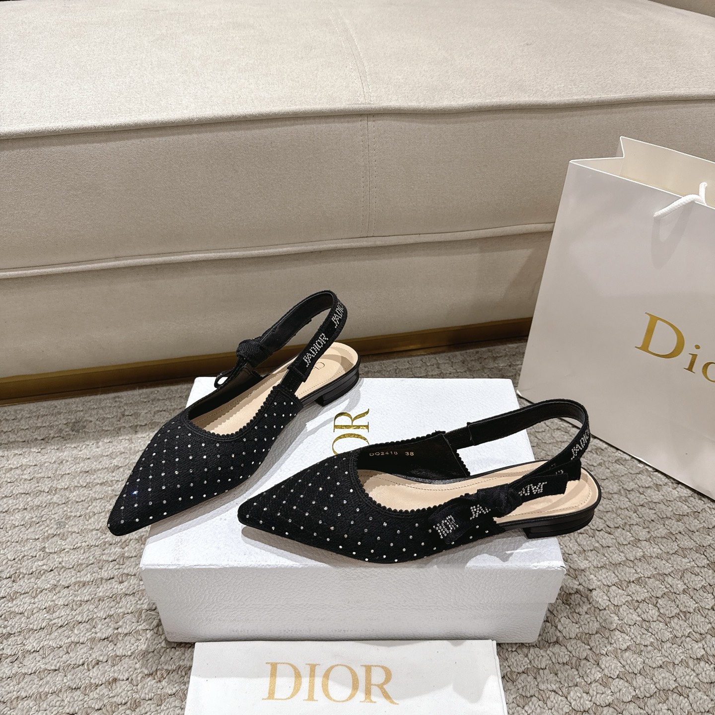 Title: “DioJ’Adior Leather Shoes: Elegant Italian Design with Naked Technology” - 图片 3