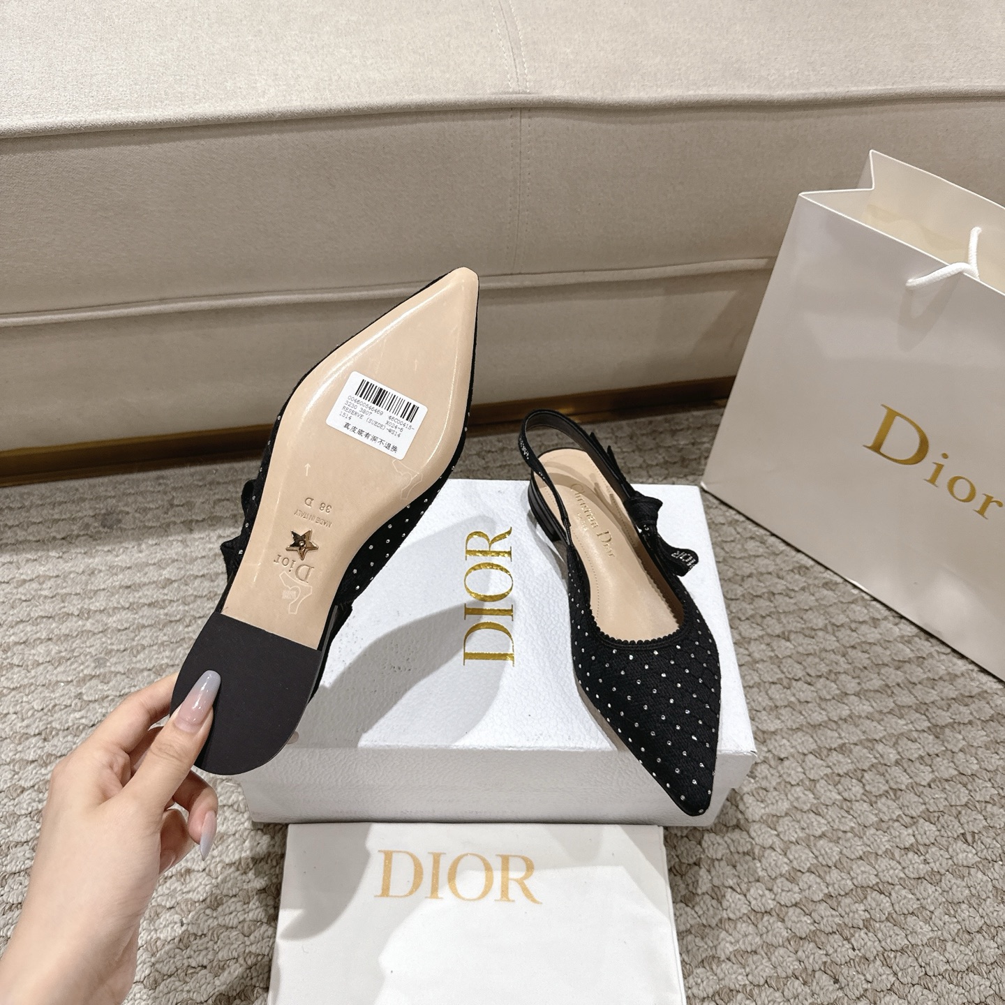 Title: “DioJ’Adior Leather Shoes: Elegant Italian Design with Naked Technology” - 图片 9