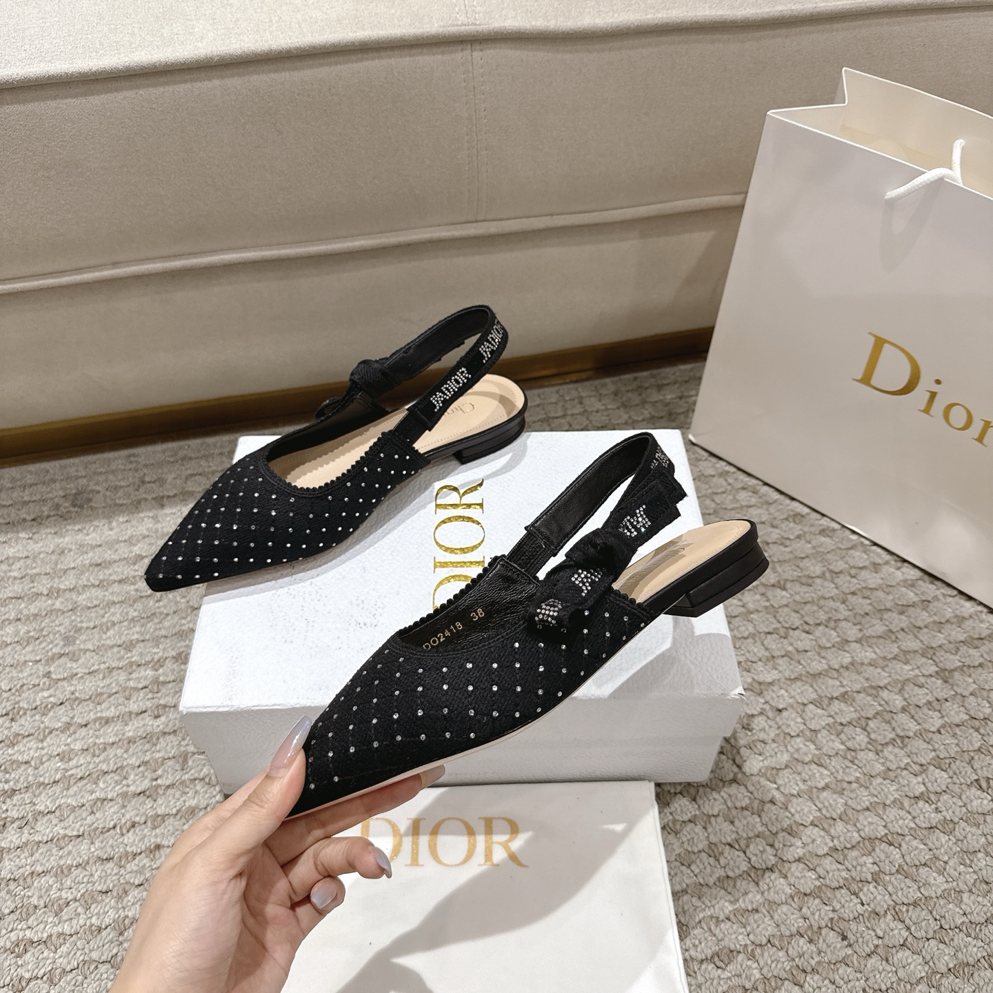 Title: “DioJ’Adior Leather Shoes: Elegant Italian Design with Naked Technology” - 图片 4