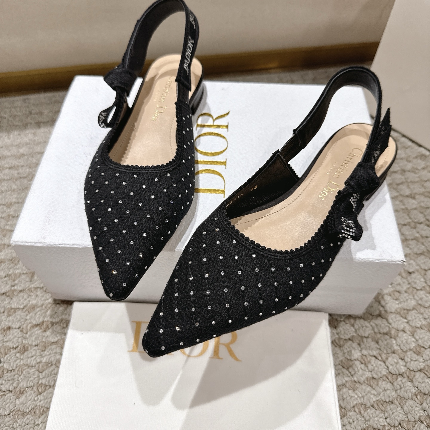 Title: “DioJ’Adior Leather Shoes: Elegant Italian Design with Naked Technology” - 图片 8