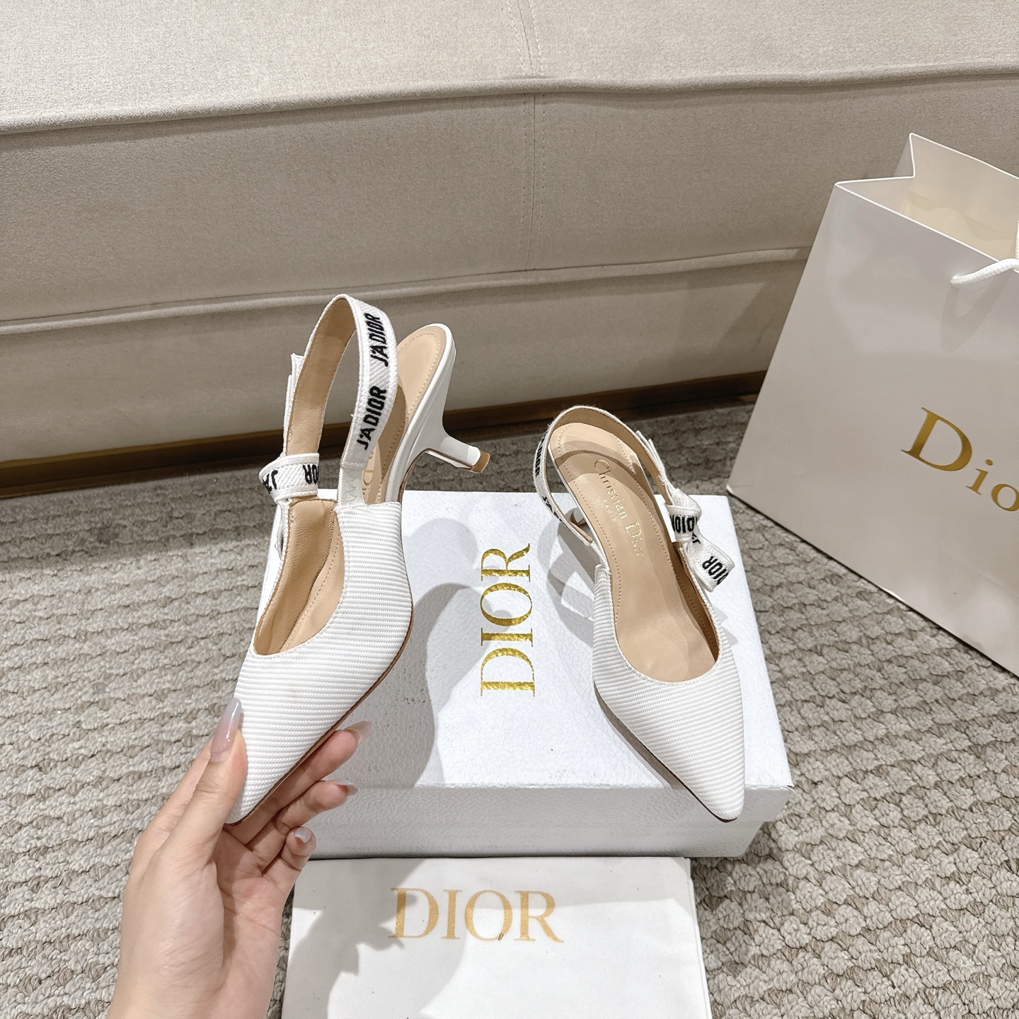 Title: Dio J’Adior Leather Shoes – Elegant Italian Design with Naked Technology Summary: High-quality leather shoes with double-color ribbons, naked technology, sheep leather lining, and A-class Italian - 图片 3