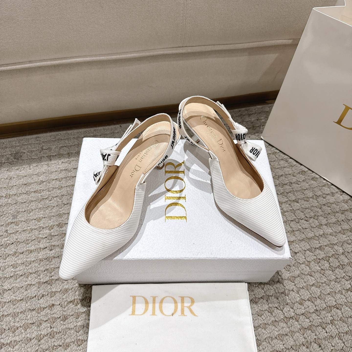 Title: Dio J’Adior Leather Shoes – Elegant Italian Design with Naked Technology Summary: High-quality leather shoes with double-color ribbons, naked technology, sheep leather lining, and A-class Italian - 图片 6