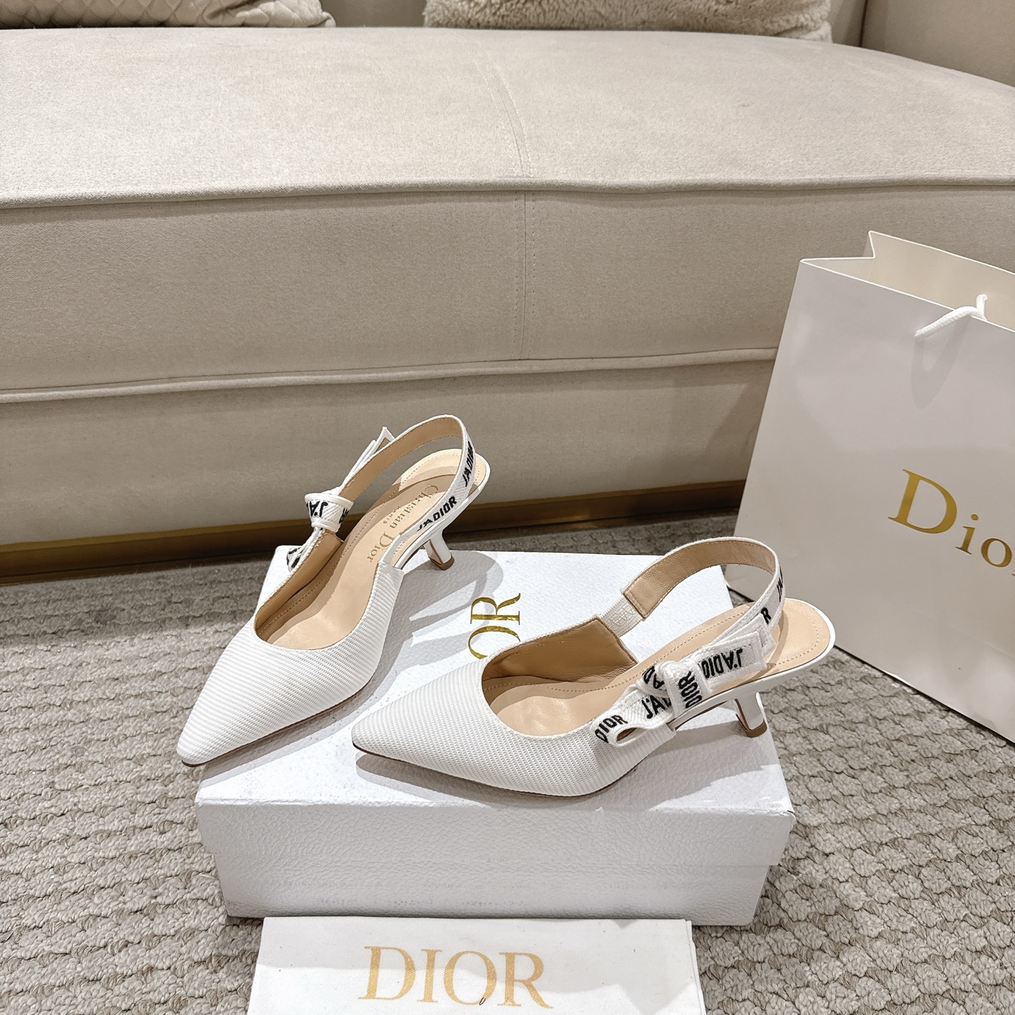 Title: Dio J’Adior Leather Shoes – Elegant Italian Design with Naked Technology Summary: High-quality leather shoes with double-color ribbons, naked technology, sheep leather lining, and A-class Italian - 图片 4