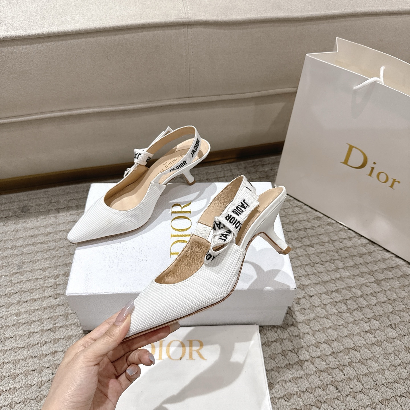 Title: Dio J’Adior Leather Shoes – Elegant Italian Design with Naked Technology Summary: High-quality leather shoes with double-color ribbons, naked technology, sheep leather lining, and A-class Italian - 图片 1