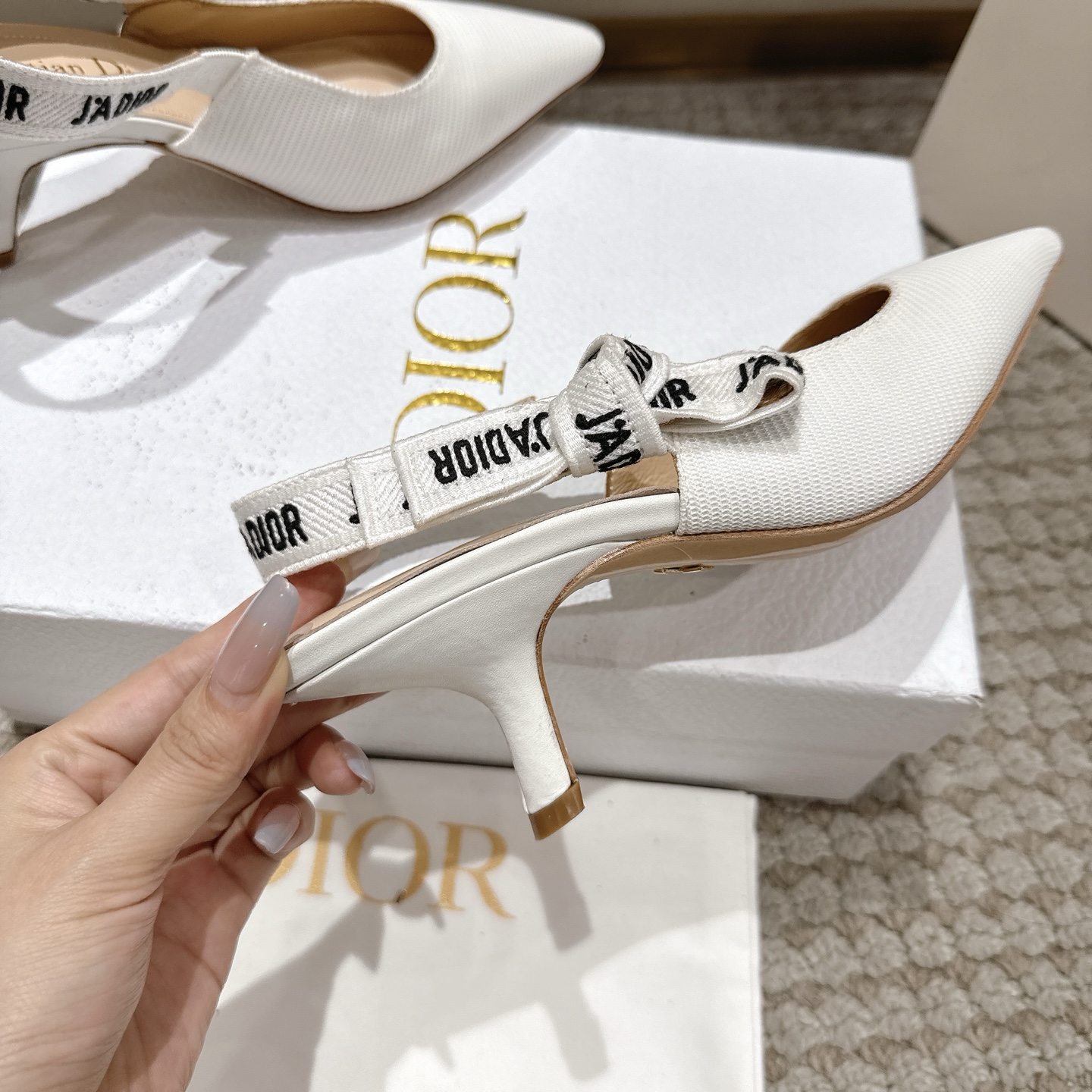 Title: Dio J’Adior Leather Shoes – Elegant Italian Design with Naked Technology Summary: High-quality leather shoes with double-color ribbons, naked technology, sheep leather lining, and A-class Italian - 图片 8