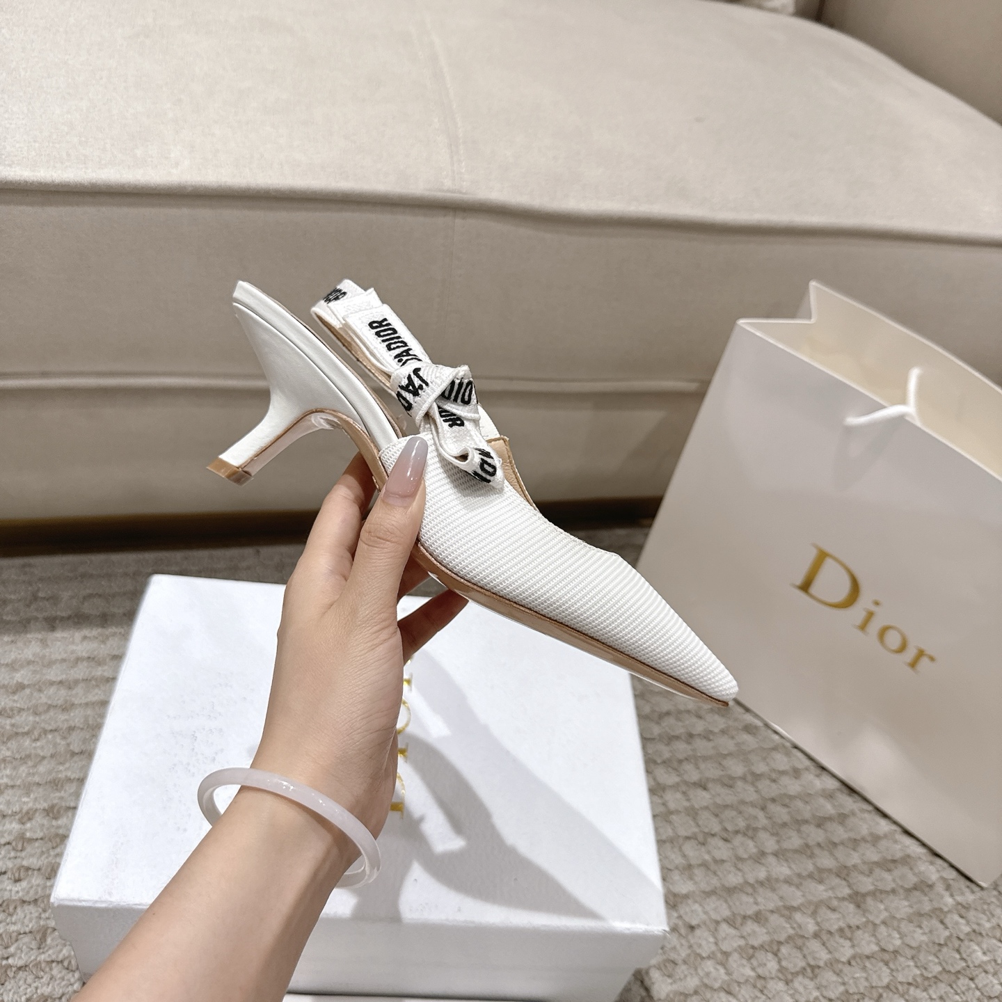Title: Dio J’Adior Leather Shoes – Elegant Italian Design with Naked Technology Summary: High-quality leather shoes with double-color ribbons, naked technology, sheep leather lining, and A-class Italian - 图片 5