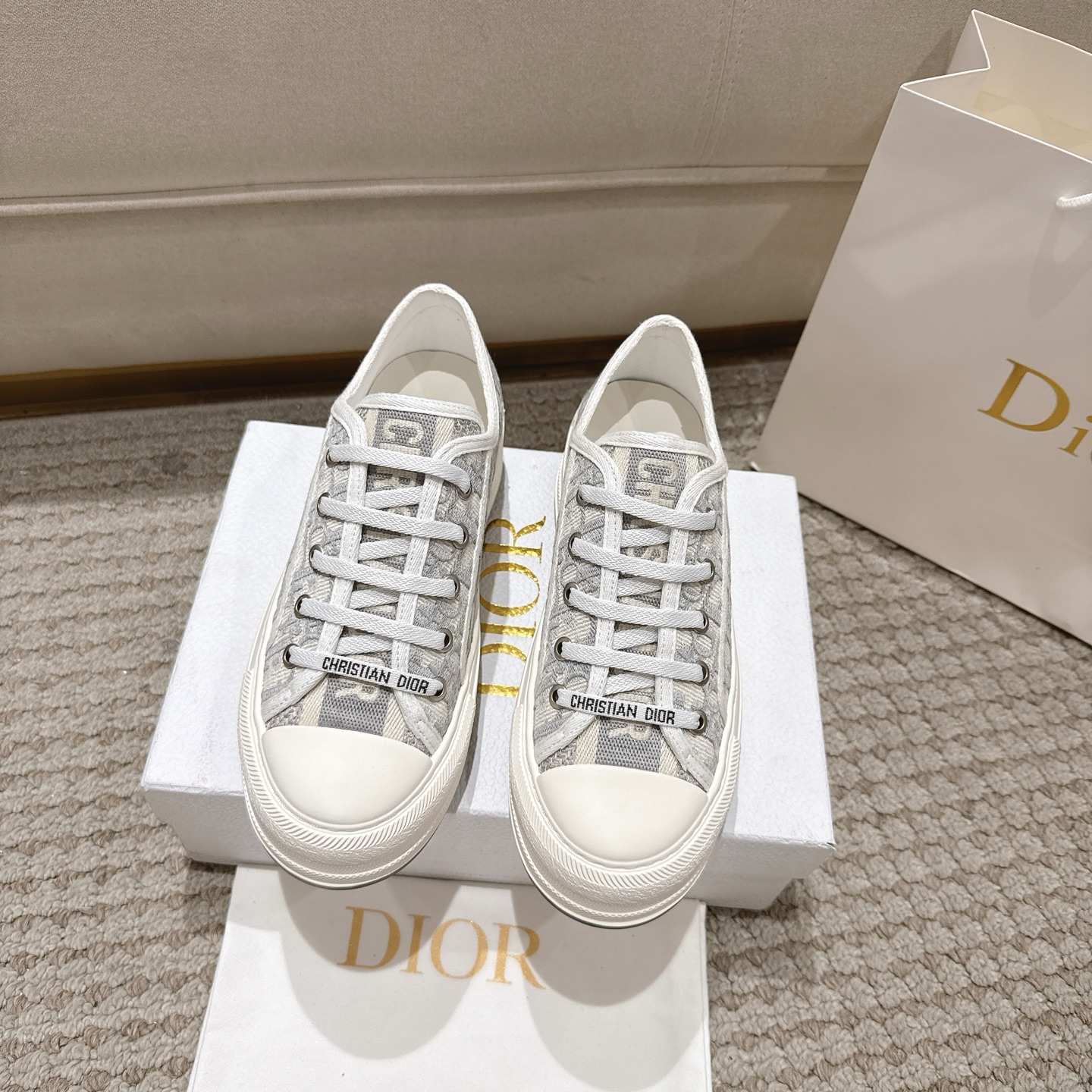 NO:747249,Purchasing agent level!  The Dior Walk'n' collection of sneakers is enhanced with modern creations. Combining classic and modern colors, the Dior slanted embroidered cotton upper is complemented by a comfortable platform, tongue and Christian Dior Paris laces. This sneaker will add a modern touch to any laid-back look. Main ingredient: cotton technical fabric, original custom imported Oblique print embroidery. Lining: Sheep leather. Outsole: original exclusive molded rubber material. Bottom thickness: 4.5CM. Size:  34-41 (customized sizes 34 and 41 are non-refundable and non-exchangeable), casual shoes/sports shoes, dior, sneakers, sheepskin19860909代购级别！ 迪奥Walk'n'系列运动休闲鞋以现代创作增强了.集经典与现代就行色彩的迪奥倾斜刺绣棉鞋面是一个舒适的厚底,鞋舌和Christian迪奥巴黎鞋带补充.这款运动鞋将为任何悠闲的外观增添现代感. 主要成分棉·科技布料,原版定制进口Oblique 印花刺绣 内里: 羊皮革 大底: 原版独家开模橡胶材质 底厚: 4.5CM Size: 34-41（34、41码定做不退不换）,休闲鞋/运动鞋,dior,sneakers,sheepskin,Women's Shoes