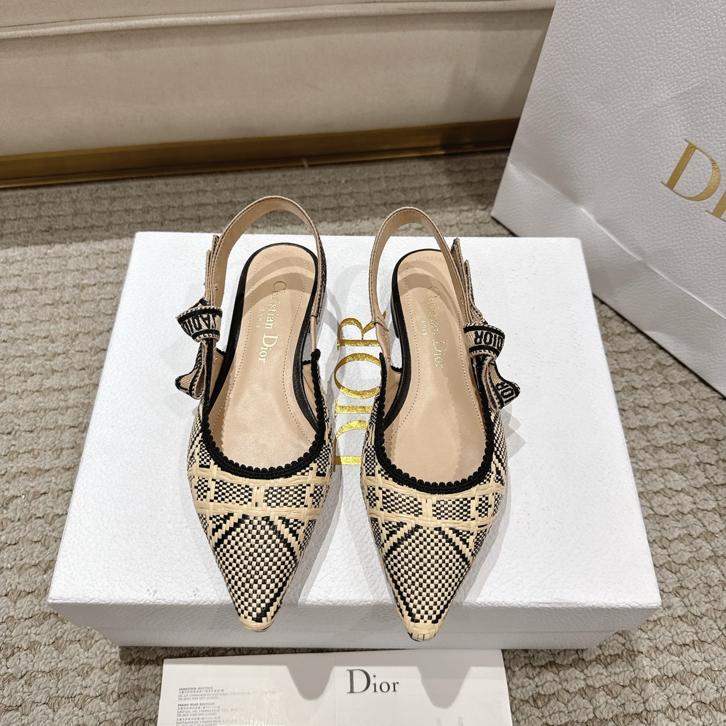 Title: DioJ’Adior Leather Shoes Description Summary Summary: DioJ’Adior Leather Shoes feature double-color embroidered ribbons, naked technology, and sheep leather interiors, adding elegance to any - 图片 1