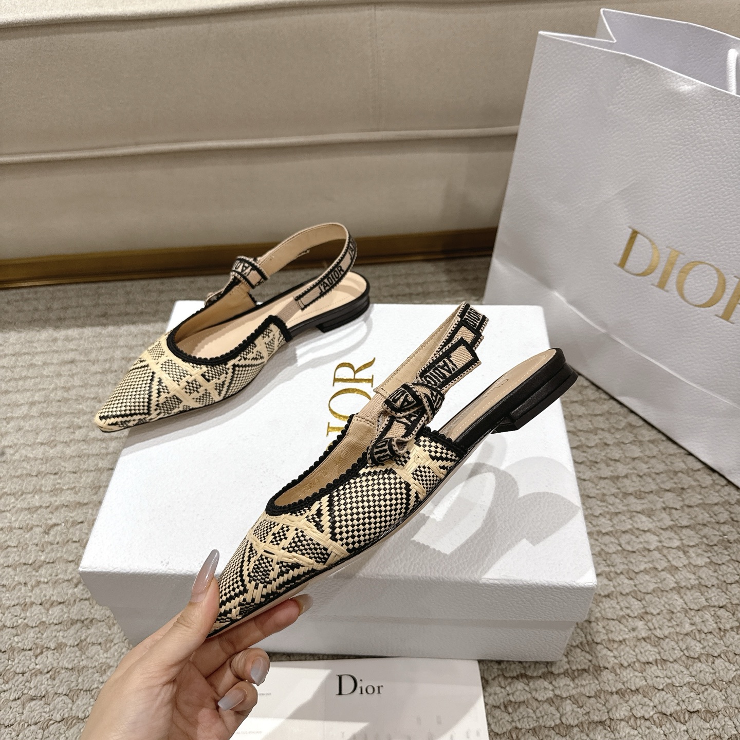 Title: DioJ’Adior Leather Shoes Description Summary Summary: DioJ’Adior Leather Shoes feature double-color embroidered ribbons, naked technology, and sheep leather interiors, adding elegance to any - 图片 5