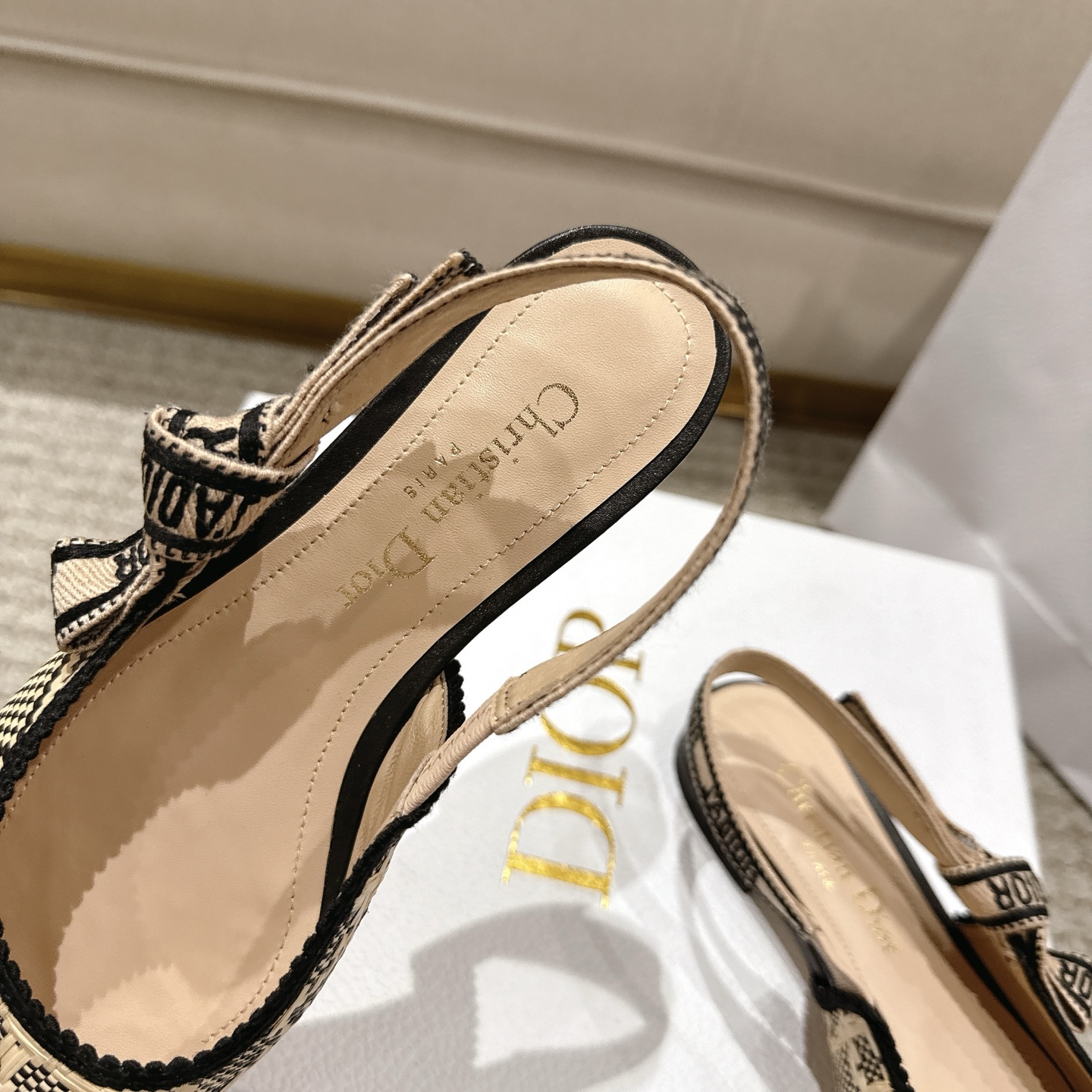 Title: DioJ’Adior Leather Shoes Description Summary Summary: DioJ’Adior Leather Shoes feature double-color embroidered ribbons, naked technology, and sheep leather interiors, adding elegance to any - 图片 7