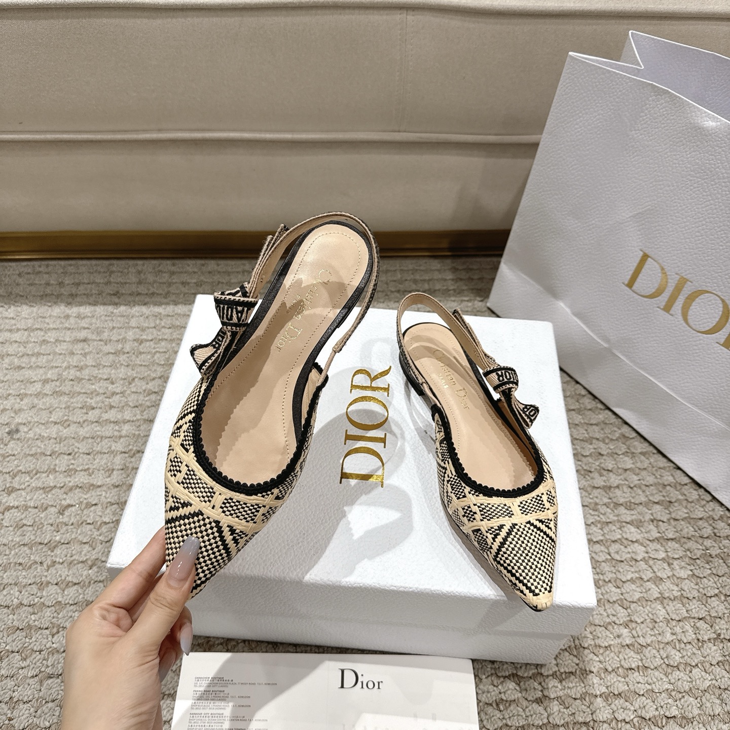 Title: DioJ’Adior Leather Shoes Description Summary Summary: DioJ’Adior Leather Shoes feature double-color embroidered ribbons, naked technology, and sheep leather interiors, adding elegance to any - 图片 2