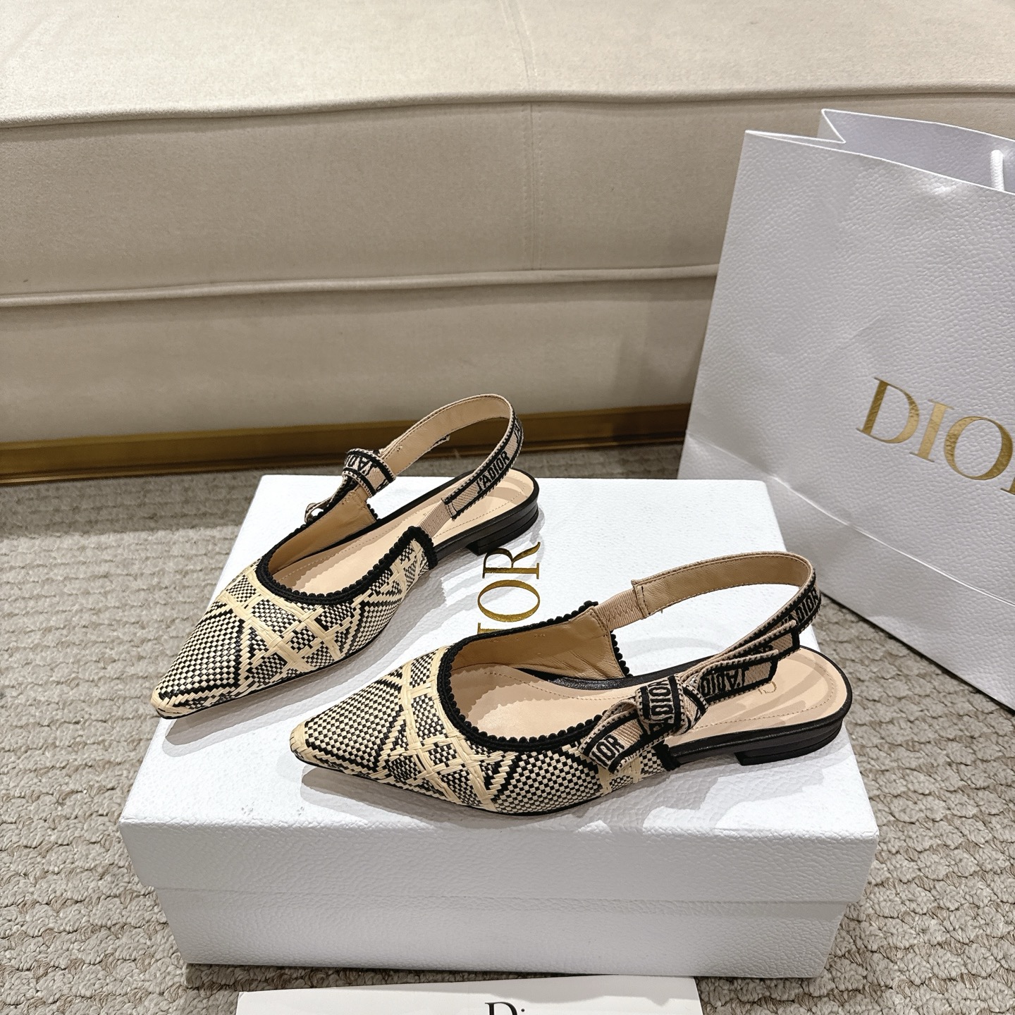 Title: DioJ’Adior Leather Shoes Description Summary Summary: DioJ’Adior Leather Shoes feature double-color embroidered ribbons, naked technology, and sheep leather interiors, adding elegance to any - 图片 3