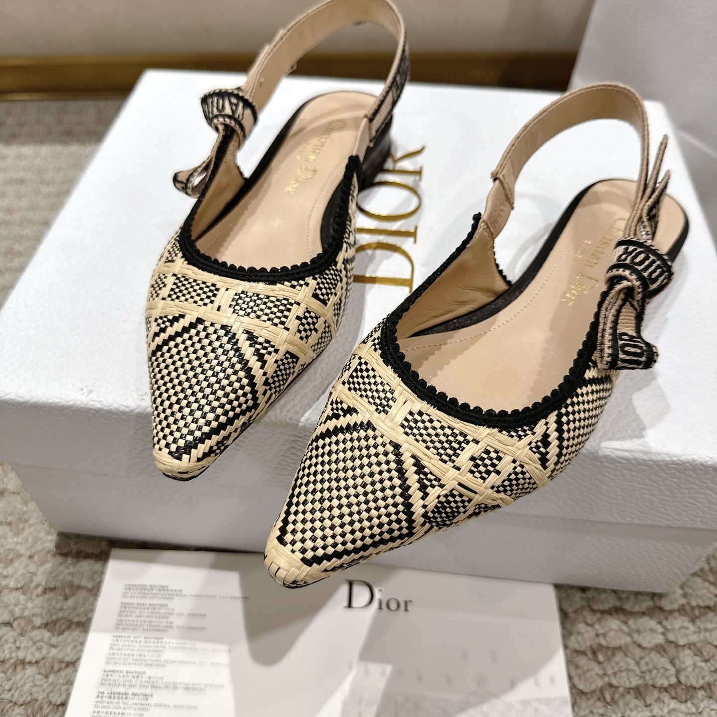 Title: DioJ’Adior Leather Shoes Description Summary Summary: DioJ’Adior Leather Shoes feature double-color embroidered ribbons, naked technology, and sheep leather interiors, adding elegance to any - 图片 8