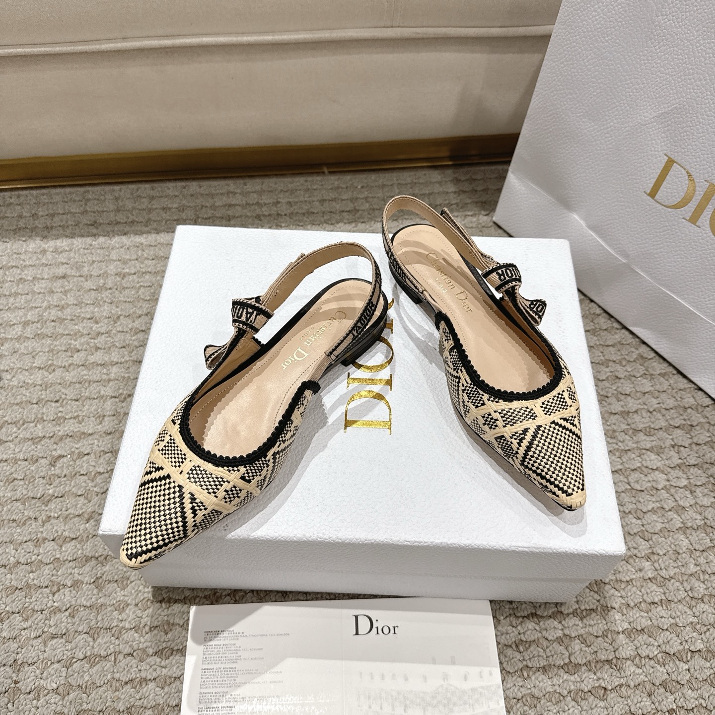 Title: DioJ’Adior Leather Shoes Description Summary Summary: DioJ’Adior Leather Shoes feature double-color embroidered ribbons, naked technology, and sheep leather interiors, adding elegance to any - 图片 4