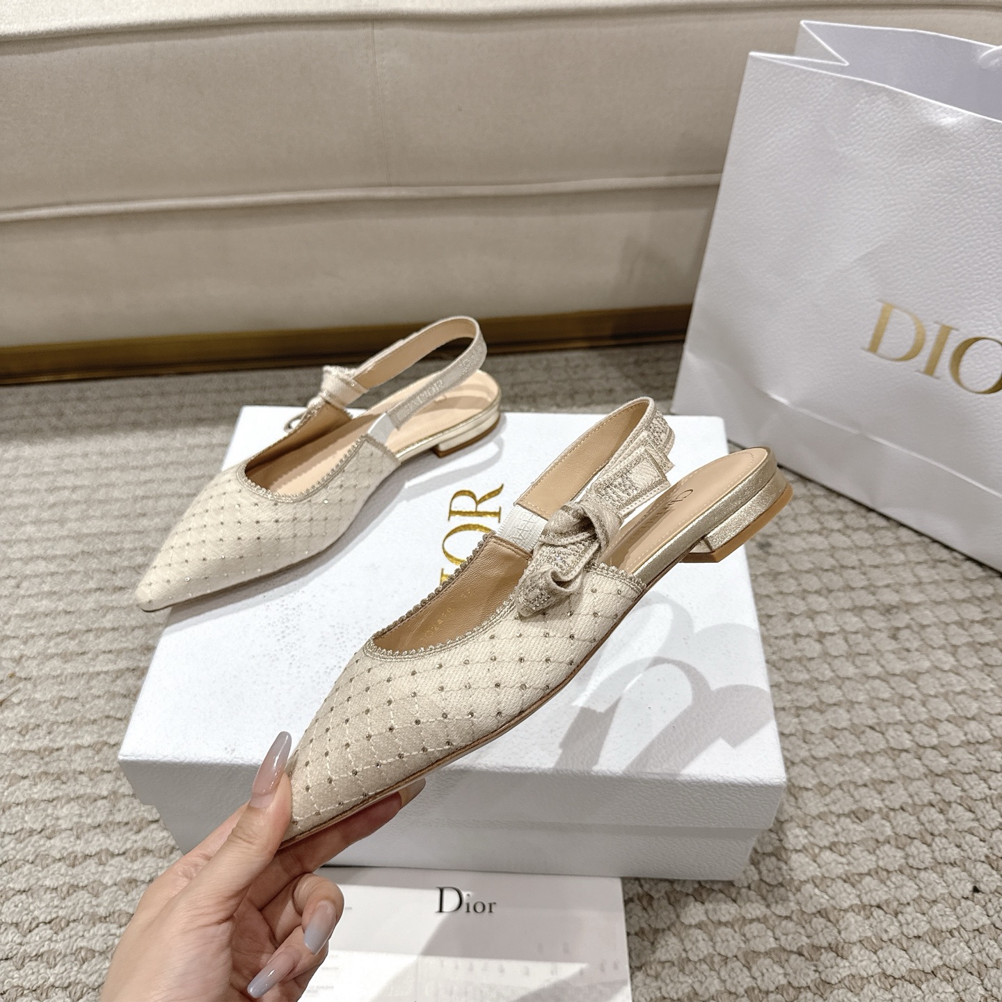 Title: “Italian Studio’s Passion: DioJ’Adior Leather Shoes with Naked Technology and Elegant Ribbons” - 图片 5