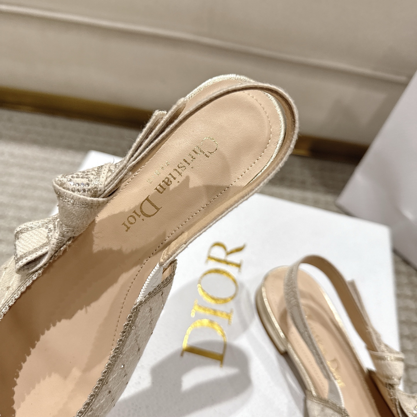 Title: “Italian Studio’s Passion: DioJ’Adior Leather Shoes with Naked Technology and Elegant Ribbons” - 图片 7