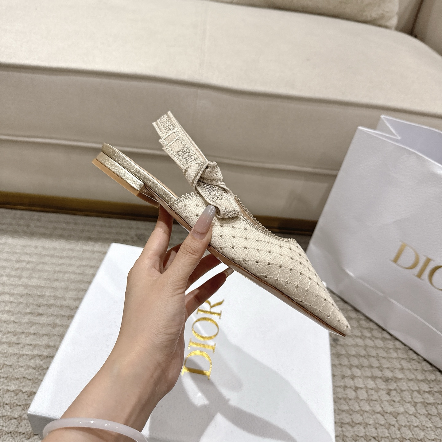 Title: “Italian Studio’s Passion: DioJ’Adior Leather Shoes with Naked Technology and Elegant Ribbons” - 图片 6