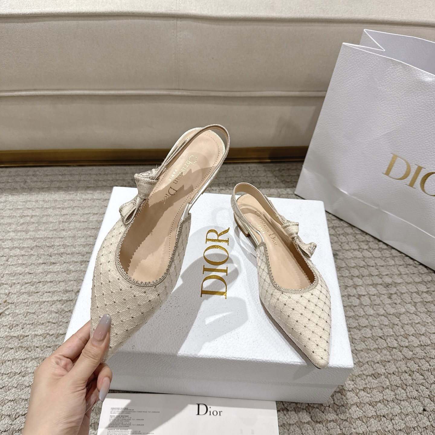 Title: “Italian Studio’s Passion: DioJ’Adior Leather Shoes with Naked Technology and Elegant Ribbons” - 图片 3