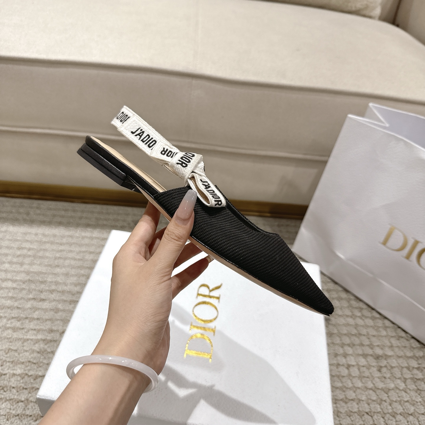 Title: DioJ’Adior Leather Shoes: Elegant Italian Design with Naked Technology Summary: DioJ’Adior Leather Shoes feature double-color embroidered ribbons, sheep leather interior, and A-class - 图片 6