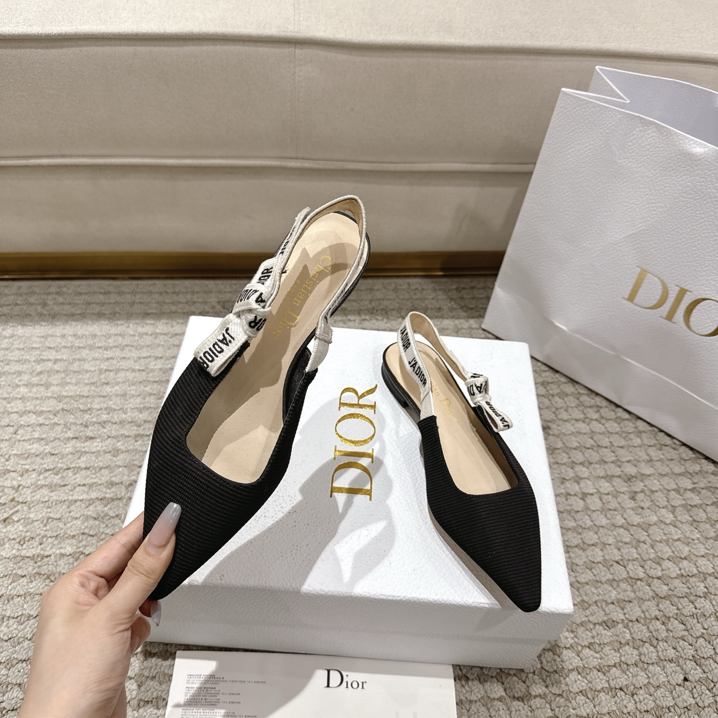 Title: DioJ’Adior Leather Shoes: Elegant Italian Design with Naked Technology Summary: DioJ’Adior Leather Shoes feature double-color embroidered ribbons, sheep leather interior, and A-class - 图片 3